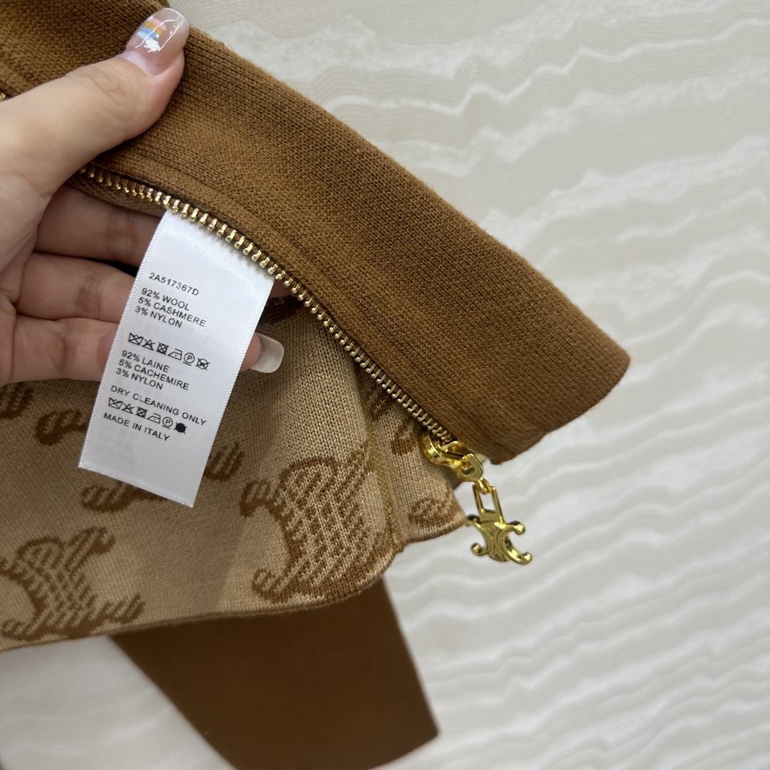 独家首发❤️原单品质CE凯旋门老花双面羊毛外套。减龄少女气质连帽双口袋设计！凯旋门金属吊坠装饰时髦又高级