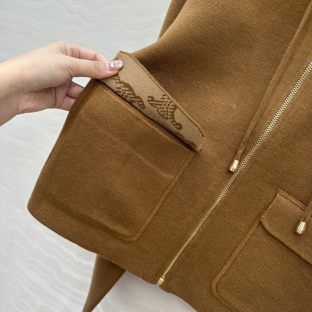 独家首发❤️原单品质CE凯旋门老花双面羊毛外套。减龄少女气质连帽双口袋设计！凯旋门金属吊坠装饰时髦又高级