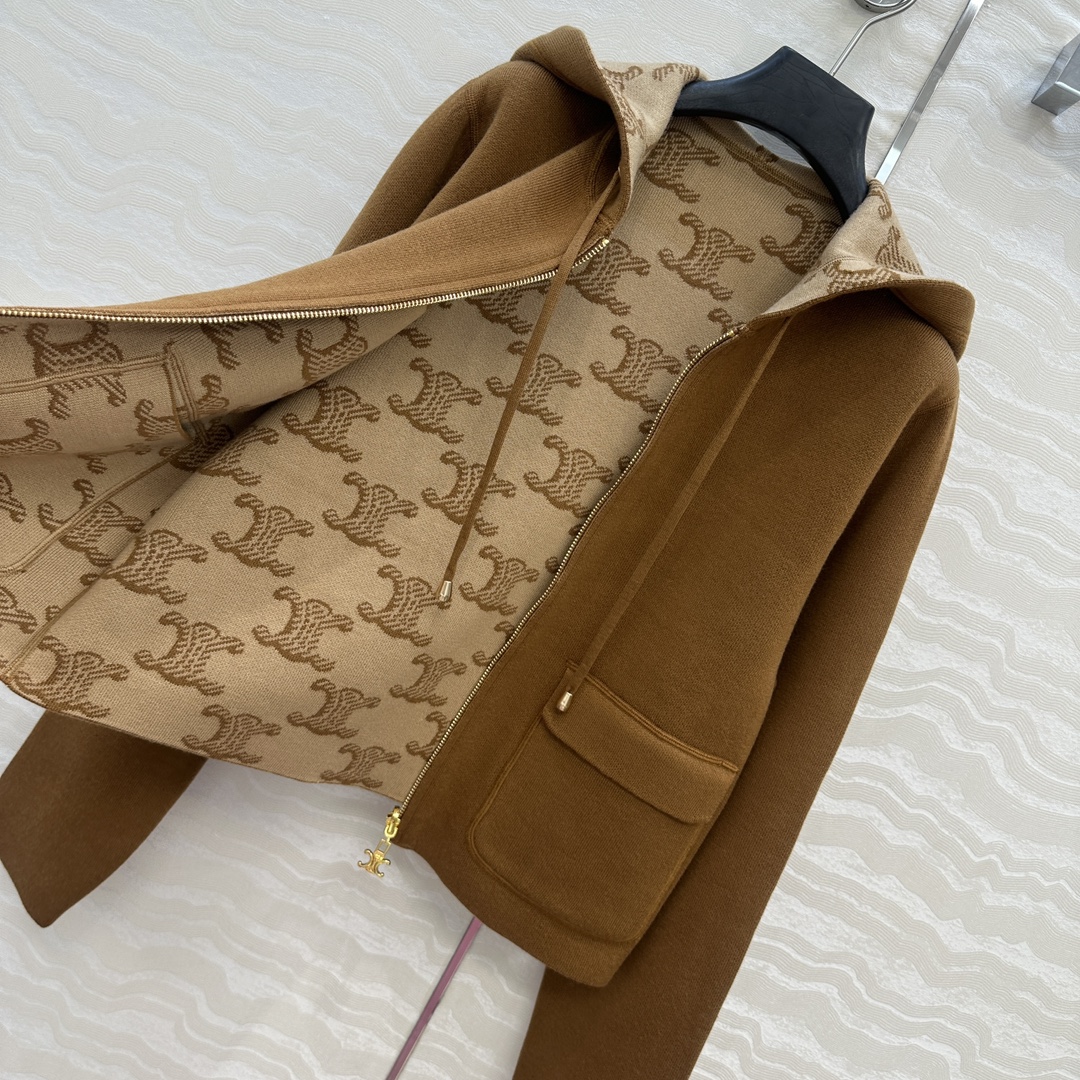 独家首发❤️原单品质CE凯旋门老花双面羊毛外套。减龄少女气质连帽双口袋设计！凯旋门金属吊坠装饰时髦又高级