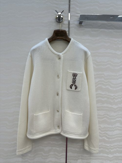 Elegant Cashmere Cardigan with Embroidered Pocket, Round Neck, Soft & Comfortable 1 Elegant Cashmere Cardigan with Embroidered Pocket, Round Neck, Soft & Comfortable