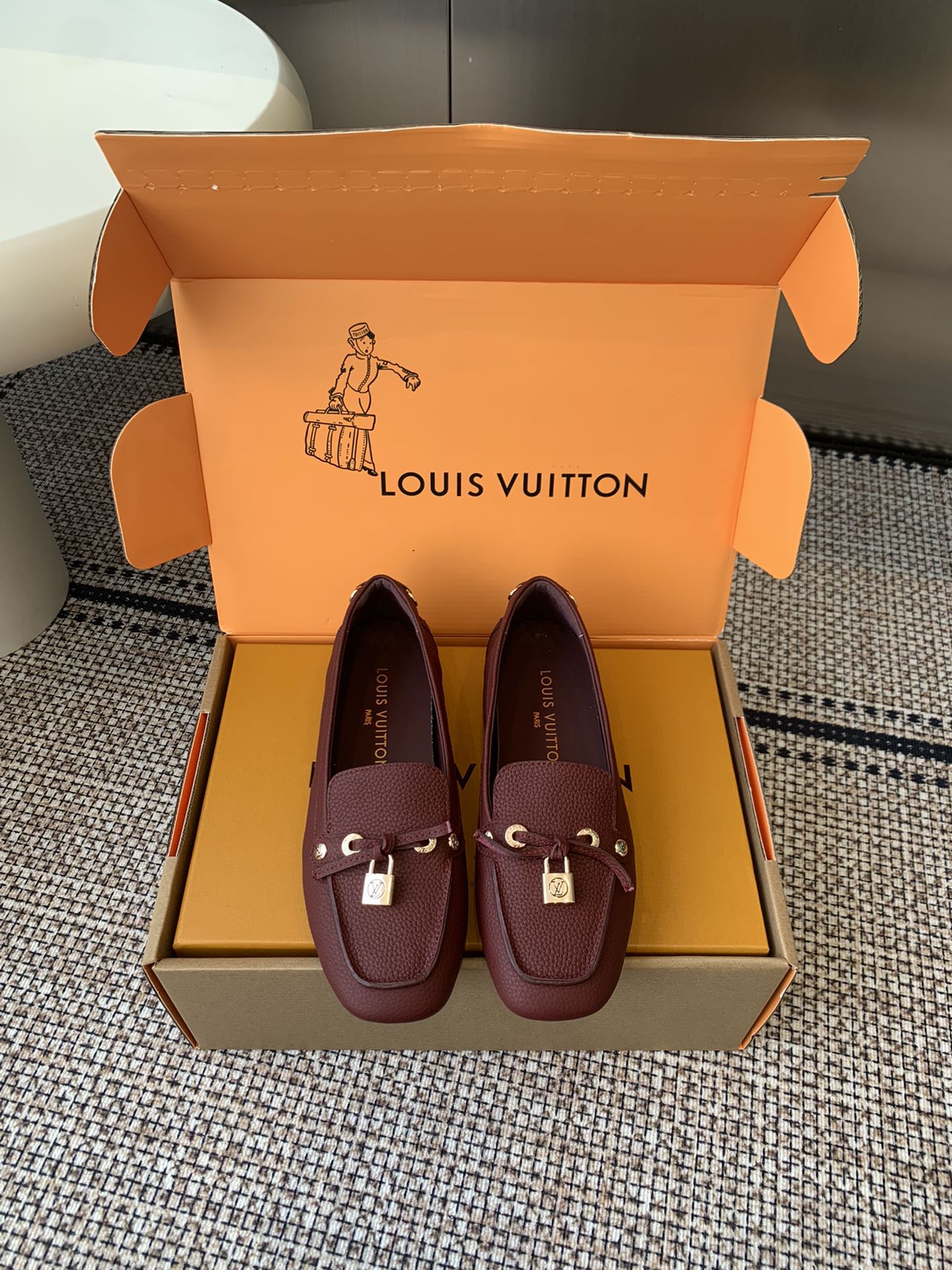 NO:511864,Louis Vuiton 25ss new FLORE loafers Flore Loafers have the elegant style of grained cowhide leather, upgraded with flexible rubber pad outsole and light and comfortable experience. Monogram canvas laces on the upper. Iconic padlock decoration, as well as inscription rivets and eyelets, grey cowhide. Brand elements metal parts. Original rubber pad outsole size 35-40 (customized for 40), loafers, louis vuitton, louis vuitton, loafers, cowhide19860909Louis Vuiton 路易威登 25ss新款 FLORE乐福鞋  Flore 乐福鞋拥有粒面牛皮革的闲雅风尚,以柔韧橡胶垫外底升级轻盈舒适体验 鞋面的Monogram 帆布鞋带 标志性挂锁装饰 以及铭纹铆钉和孔眼道出工致细节 粒面牛皮革 品牌元素金属件 原版橡胶垫外底 码数35-40（40定做）,乐福鞋,louis vuitton,louis vuitton,loafers,cowhide,Women's Shoes