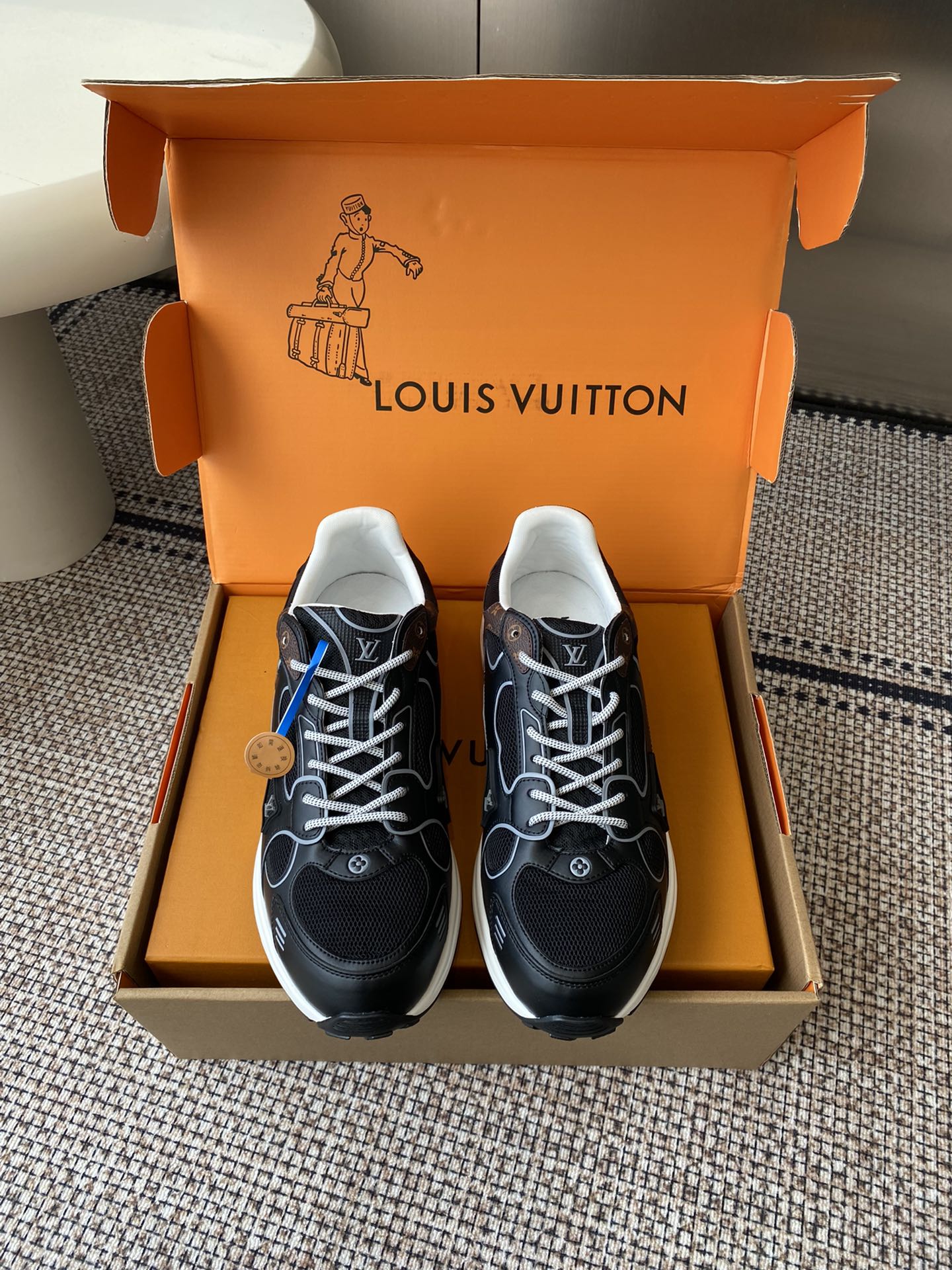 NO:511853,LV Louis Vuitton 25ss new OLYMPIA sneakers LV Olympia sneakers are inspired by running shoes. The exquisite upper is made of a variety of technical materials, including mesh and metal synthetic leather. It is characterized by many iconic details. The lightweight EVA outsole is decorated with Monogram Flowers. The mesh is designed for bounce and comfort. The mesh design ensures the breathability of the shoes. EVA material is not heavy at all. It is not tired at all when walking. Excellent foot feeling. The futuristic silver metal is paired with eye-catching colorful purple, full of technology. Everyday pairing of ripped jeans. Wear a white T. It is casual and lazy and fashionable to fly!  Seven days a week, it’s worth buying with this pair of shoes. Size 35-45 (45 custom made without return or exchange), casual shoes/sports shoes, louis vuitton, louis vuitton, sneakers, jeans19860909LV 路易威登 25ss新款 OLYMPIA运动鞋  LV Olympia运动鞋的运动流线型设计灵感来自跑鞋.精致的鞋面由多种技术材料制成,包括网眼和金属合成皮革 其特点是许多标志性的细节 轻质EVA外底饰有Monogram Flowers 专为弹跳和舒适而设计网面设计保证了鞋子的透气性 EVA材质 一点也不重 走起路来一点都不会累 极佳的脚感 未来感爆棚的银色金属 搭配吸睛的炫彩紫,科技感十足 日常搭条破洞牛仔裤 穿个白T 随性慵懒又时髦到飞起！一周七天 都能靠这一双鞋“撑场面”太值得剁手了 码数35-45（45订做不退不换）,休闲鞋/运动鞋,louis vuitton,louis vuitton,sneakers,jeans,Women's Shoes