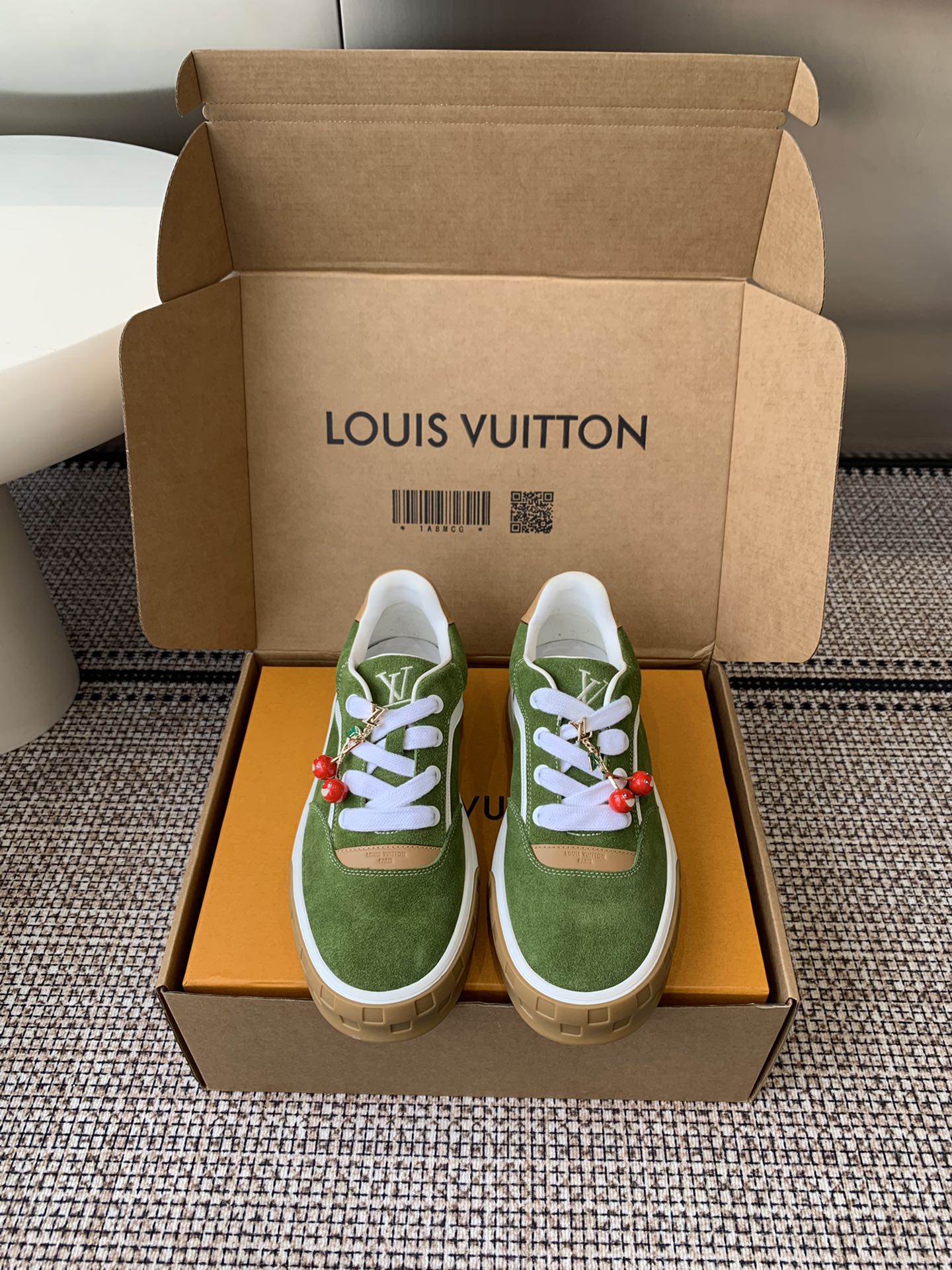 NO:511859,Top version (decoration 60) LV Louis Vuitton 25ss new men's sports shoes casual shoes original empty glue craftsmanship·very comfortable on the feet Luxury materials Fine workmanship The midsole is printed with European-made English letters The upper is spliced ​​by calfskin imported from Italy The side is decorated with brand LOGO logo and signature The latest latex footbed mesh lining, super comfortable foot feeling Original special supply of original two-color TPU combination sole Packing process Goodyear stitching locking Exclusive custom head-layer cowhide craft full computer needle car pull thread Toe back cover Hot and cold set Full set of pull-up sleeve mid-low logo pattern Size 39-45, casual shoes/sports shoes, louis vuitton, louis vuitton, sneakers, cowhide19860909顶级版本（装饰60）LV 路易威登 25ss新款男士 运动鞋 休闲鞋 原版空胶工艺·上脚非常舒适 奢侈用料 做工精细 中底印有欧洲制造英文字母 鞋面由意大利进口小牛皮拼接 侧边饰有品牌LOGO标志及签名 最新乳胶垫脚网布内里,脚感超舒适 原厂特供原版双色TPU组合大底 套包工艺 固特异缝合锁边 独家定制头层牛皮 工艺全电脑针车拉线 鞋头 后套 冷热定型 全套拉帮套楦中低logo花纹 码数39-45,休闲鞋/运动鞋,louis vuitton,louis vuitton,sneakers,cowhide,Women's Shoes