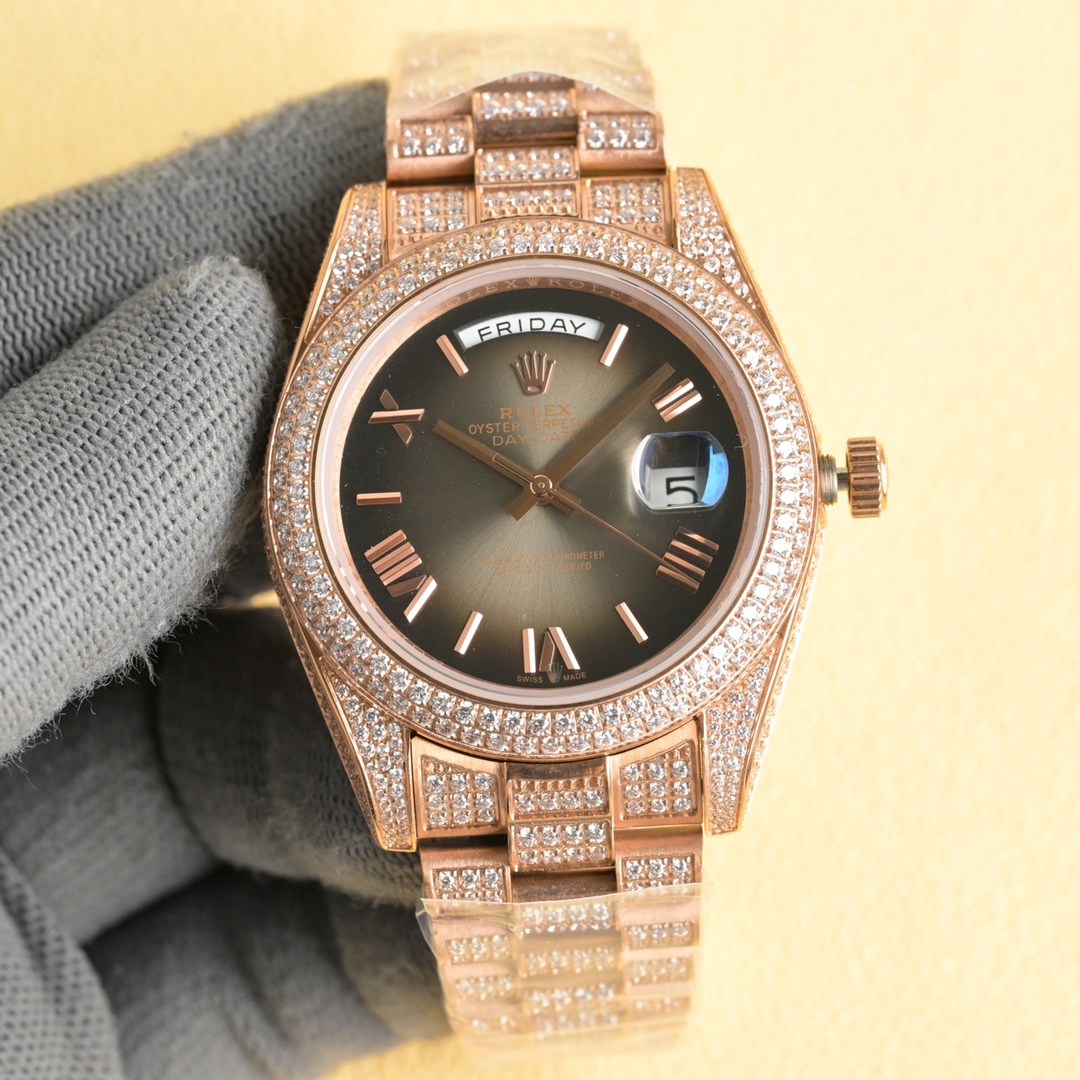 NO:339347,Aperture, diamond surface, square diamond 50 rich version full diamond log, shocking Rolex ROLEX Oyster Perpetual Log series, can be the treasure of the gem-set watch series. The eternal gold watch is set with the rarest diamond, fully demonstrating Rolex's extraordinary skills in gem-setting. Brand: Rolex Rolex Series: Log Series Watch Movement: Pearl 2813 Movement Strap: Diamond-setting steel bracelet Size: 41mm Material: 316 stainless steel + sapphire glass, Rolex, gold19860909光圈 钻面 方钻50 土豪版满钻日志 震撼来袭 劳力士ROLEX蚝式恒动日志系列,堪为宝石镶嵌腕表系列之瑰宝. 永恒黄金腕表镶嵌最珍稀的钻石,充分展现劳力士在宝石镶嵌方面的非凡技艺. 品牌:Rolex劳力士 系列:日志系列腕表 机芯:明珠2813机芯 表带:镶钻精钢表链 尺寸:41mm 材料:316精钢+蓝宝石玻璃,,rolex,gold,Watch