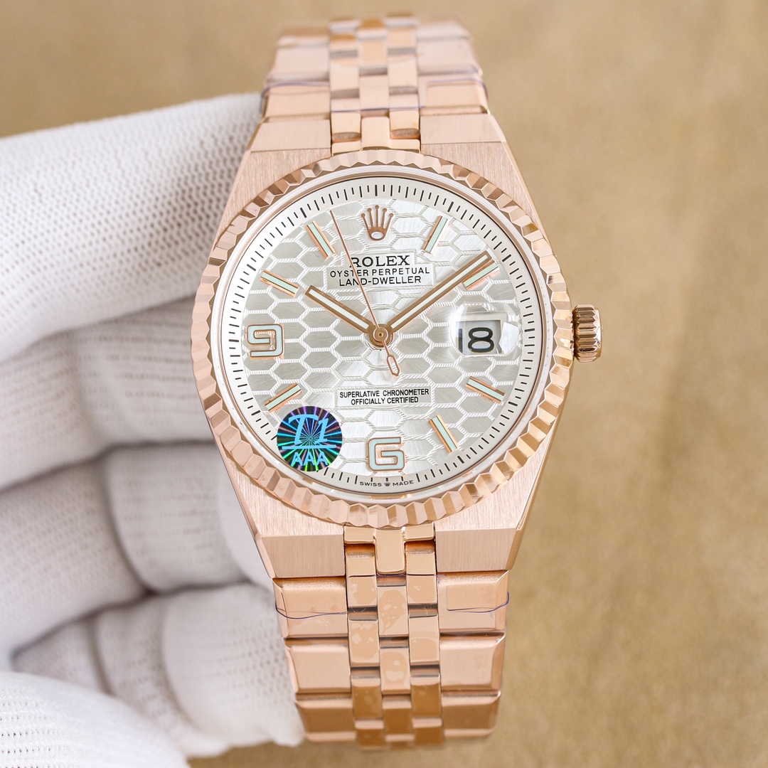 NO:339398,Gold-white diamond Rolex-Luomo, V2 racing version 40mm, built-in integrated 7315 movement. Rolex's new Land-Dweller Land-Dweller was launched in 2025 and adopts an integrated bracelet design. This design is inspired by the 1969 Oysterquartz Datejust watch and the log watch released in 1974. The case and bracelet present seamless smooth lines. The dial design is inspired by nature, with a classic layout with a honeycomb texture, a 40/36mm mm size, a white and ice-blue dial. The watch is only 9.7mm thick, which makes it particularly slim in Rolex's sports watches. Equipped with a new integrated movement, a 7135 automatic winding movement!  ,,rolex19860909金白 钻 劳力士-陆使型,V2 赛车版 40mm,内置改一体7315机芯. 劳力士全新 Land-Dweller 陆使型于 2025 年推出,采用了一体式表链设计,这种设计灵感源自 1969 年Oysterquartz Datejust 腕表,以及 1974 年面世的日志型腕表,表壳与表链之间呈现出无缝连接的流畅线条.  表盘设计灵感来自大自然,以蜂巢纹理呈现经典布局,40/36mm毫米的尺寸,白色、冰蓝色表盘.腕表厚度仅 9.7毫米,这使得其在劳力士的运动表款中显得尤为纤薄.  搭载全新 一体机芯改7135 自动上链机芯！,,rolex,Watch