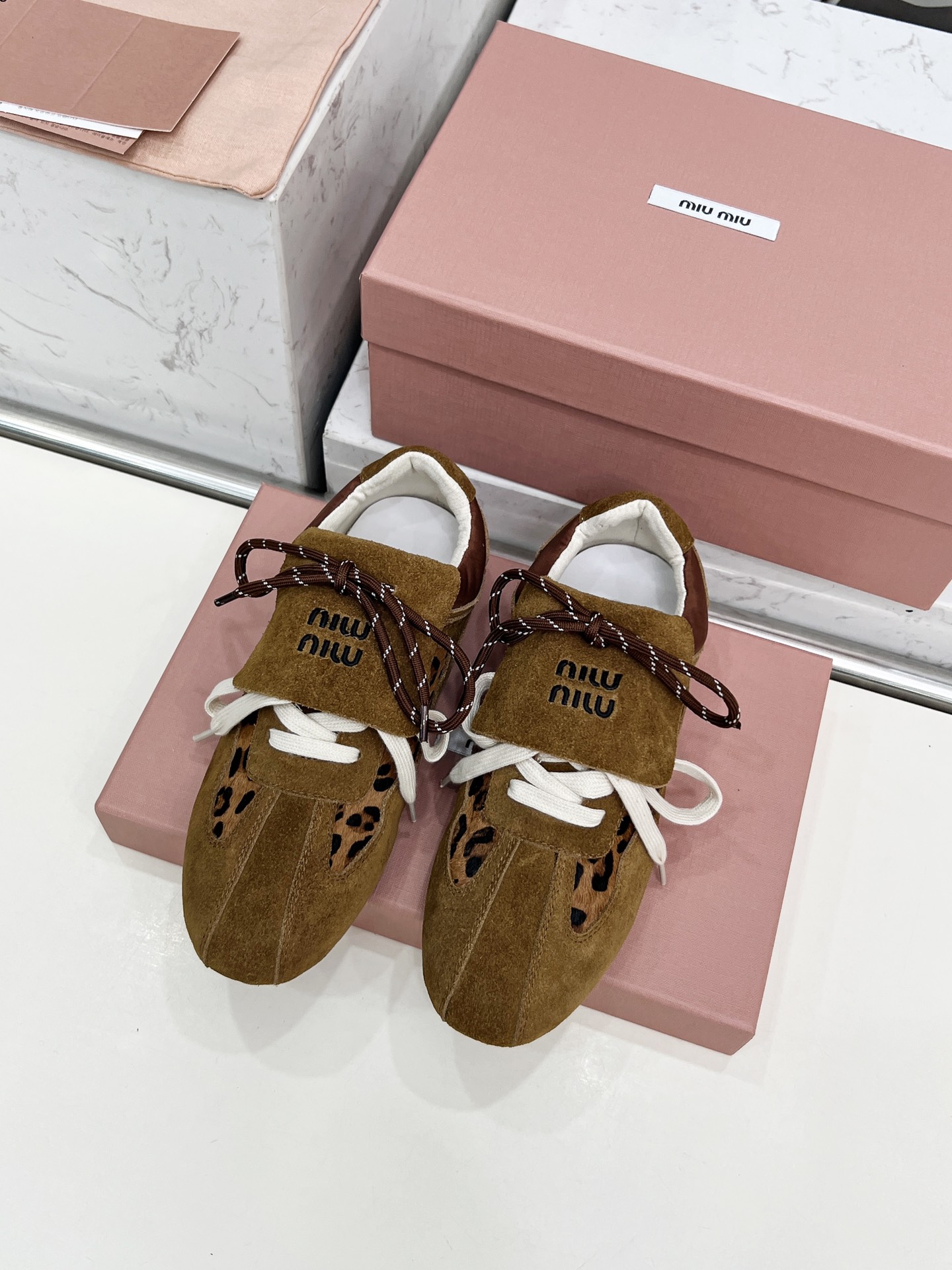 NO:443585,MiuMiu 2025 latest catwalk style, casual sports shoes, Forrest Gump shoes, Deshu shoes. This model of Miu is too girly. This series is really beautiful. The Oxford thin-soled design is super light and comfortable to wear, and it is not tired of walking. It looks good and fashionable... This year's Miu has started to have a cheat, and everyone is very beautiful!  Close-up of details from the Miu Miu series, the fabric is made of deer-skin spliced ​​horse hair, the new season's trend elements are matched with the concept of the current love, diverse and converging, conveying the modern style simple and high-end, casually matched, look good no matter how you wear it, the most fashionable girl's favorite, imported deer-skin spliced ​​horse hair, inner lining original breathable brie, outsole original wear-resistant rubber sole, size 35--40, casual shoes/sports shoes, miumiu, sneakers19860909MiuMiu·缪缪2025最新走秀款 休闲 运动鞋 阿甘鞋 德训鞋 缪缪这一款也太少女了吧这系列真的太好看了,牛津薄底的设计,上脚超级轻便舒服,暴走不累 好看又时尚……今年的Miu开了挂啦每个都特别好看！来自Miu Miu系列的细节特写,面料釆用鹿皮拼接马毛,新季的潮流要素与此刻挚爱的概念,多元对撞,传达现代风格简约高级 随意搭配,怎么穿都好看时髦精最爱 面料进口鹿皮拼接马毛 内里原版透气布里 大底原版耐磨橡胶鞋底 码数35--40,休闲鞋/运动鞋,miumiu,sneakers,Women's Shoes