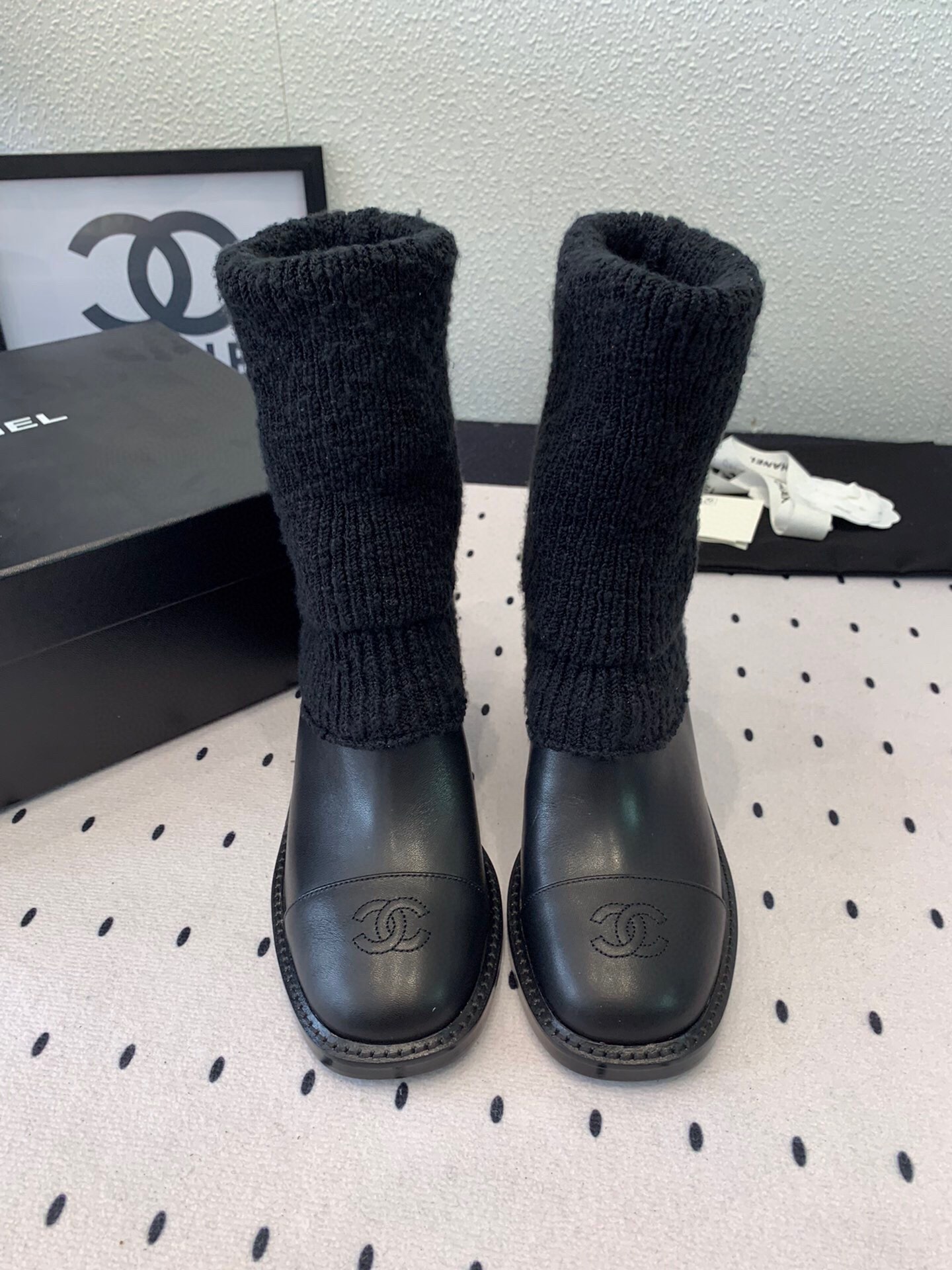 NO:443282,Chanel new autumn and winter sock boots, exclusive pair of products, the most popular sock boots of this season are very lazy, imported fabric, imported velvet, mixed-bred sheepskin, wool tube, small belly cotton material, Italian diamond leather large soles, heel height 6.5CM, size 35-40, boots, chanel, boots, sheepskin, Leather soles, socks19860909Chanel新款秋冬袜子短靴 独家对版货 本季最爆袜靴慵懒感十足 面料进口牛绒 混种羊皮里 毛筒小肚棉材料 意大利菱格真皮大底 跟高6.5CM 码数35-40,靴子,chanel,boots,sheepskin,Leather soles,socks,Women's Shoes