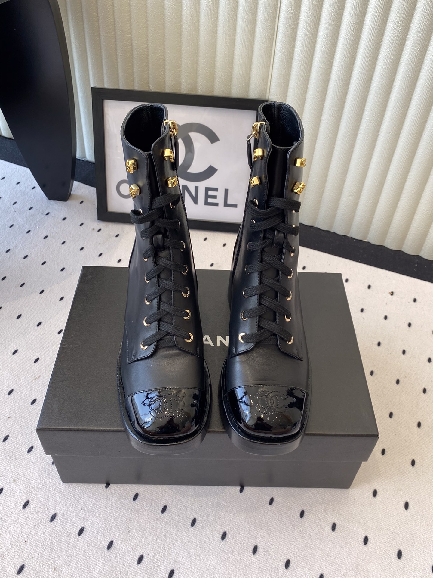 NO:443224,Chanel new autumn and winter boots, high-version shipment, strongly recommended fairy boots that must be bought, which show long legs, the designer's style emphasizes structure, concise and transgender beauty, the upper is made of original top-layer mercerated calfskin, inner foot pad water dyed sheepskin, original open molded leather sole Size35-41 (40 41 custom made without return or exchange), boots, chanel, boots, cowhide, sheepskin, Leather soles19860909Chanel新款秋冬靴子 高版本出货 强烈推荐一定要买的神仙靴子 贼显腿长 设计师风格强调结构.简练与跨性别之美 鞋面采用原版头层高丝光小牛皮 内里垫脚水染羊皮 原版开模真皮大底 Size35-41（40 41定做不退换）,靴子,chanel,boots,cowhide,sheepskin,Leather soles,Women's Shoes