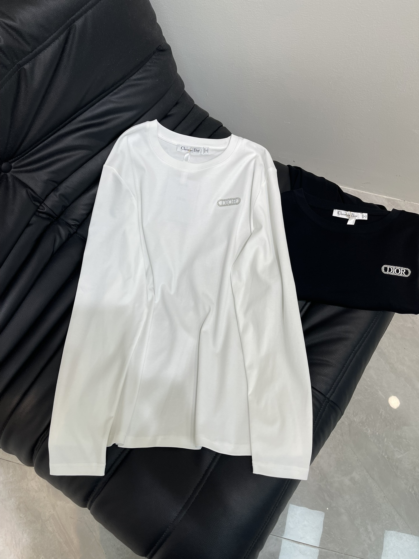 NO:456205,Dio* 25 early autumn new hand-made beaded logo long-sleeved T-shirt丨Exclusive high-end production!  The most versatile and attractive tee is super fashionable no matter how you wear it. The frequency of daily wear is really very high. It is a universal foundation all year round. The perfect workmanship quality depends on the details. SML, dior, tees, t-shirt, alexander wang19860909Dio* 25早秋新款手工串珠logo长袖T恤丨独家高版出品！最百搭最耐看的tee 怎么穿都超级时髦 日常穿的频率真的非常非常高 一年四季都是万能打底 完美做工品质看细节.SML,,dior,tees，t-shirt,alexander wang,Women's clothing