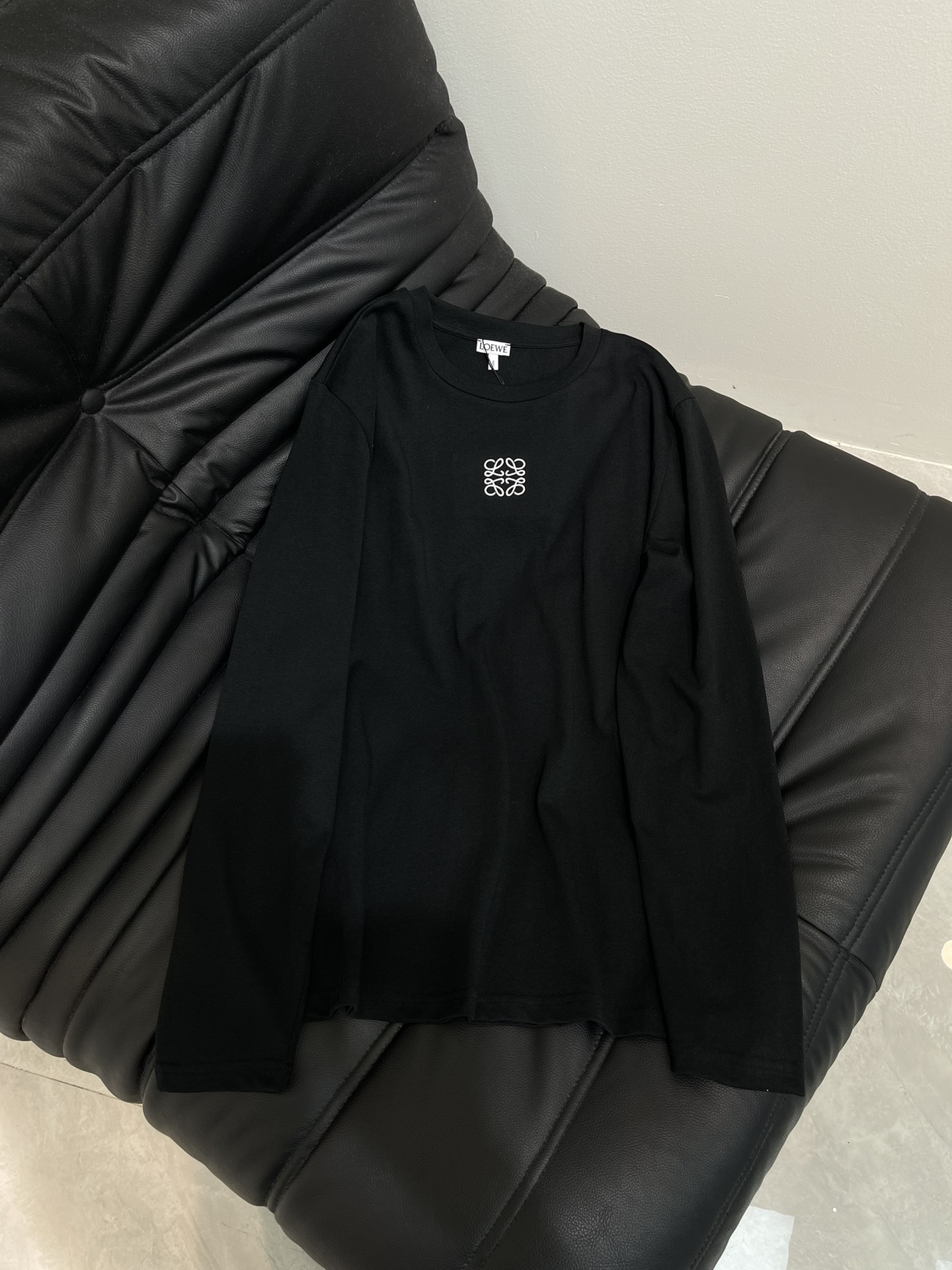 NO:454812,Loew*25 early autumn new round neck versatile long-sleeved base shirt Customized YB twill cotton material Comfortable texture and easy to wear Round neck long-sleeved base cut Round neck long-sleeved base cut The iconic totem logo decoration on the chest Get rid of boring monotony Loose style tailoring fits the body Slim and high-end outfits Show comfortable autumn and winter inner wear Slack and fashionable SML, loewe, alexander wang19860909Loew*25早秋新款圆领百搭长袖打底衫 定制YB斜纹全棉材质 质感舒适 弹力好穿 圆领长袖打底裁剪 胸前标志性图腾徽标装饰 摆脱无聊的单调 宽松版型剪裁 贴合身形 穿搭显瘦高级 尽显舒适秋冬内搭 松弛时髦 SML,,loewe,alexander wang,Women's clothing