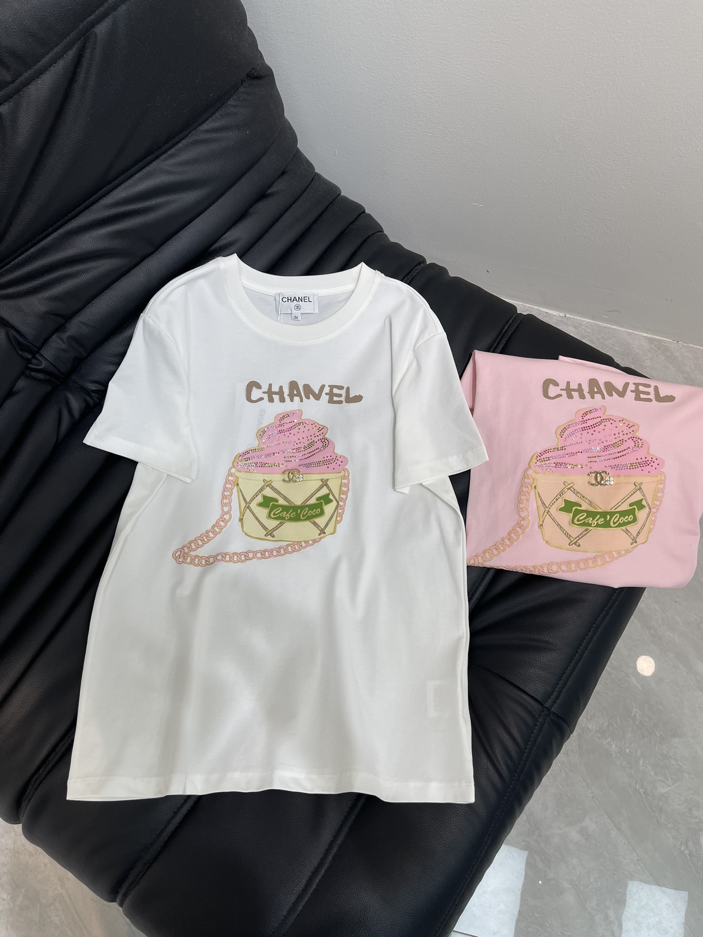 NO:454067,Chane*25 Spring and Summer New Bubble Ironing Cake Short-sleeved T-shirt Customized YB mercerized cotton material Breathable and comfortable Full texture Slim short-sleeved T-shirt cut Highlights brand style Made of gram-weight pure cotton Full draped feeling Presenting a slim visual effect The whole garment uses bubble printing technology to outline a cute style cup cake backpack shape Colorful Ironing Diamonds are integrated Overlapping double C letter logo pattern Fully temperament Sweet style Enhance brand recognition Creative personal style SML, Chanel, backpacks, T-shirt,tees, t-shirt,alexander wang19860909Chane*25春夏新款气泡烫钻蛋糕短袖T恤 定制YB丝光全棉材质 透气舒适 质感十足 修身短袖T恤裁剪 凸显品牌格调 采用克重纯棉制成 垂坠感十足 呈现显瘦视觉效果 整件成衣胸前利用气泡印花工艺 勾勒出可爱风格的杯子蛋糕背包造型 彩色烫钻融入 叠加双C字母徽标图案 气质甜美风格拉满 加强品牌辩识度 打造个人风格 单穿内搭都出彩时髦 SML,,chanel,backpacks,T-shirt,tees，t-shirt,alexander wang,Women's clothing