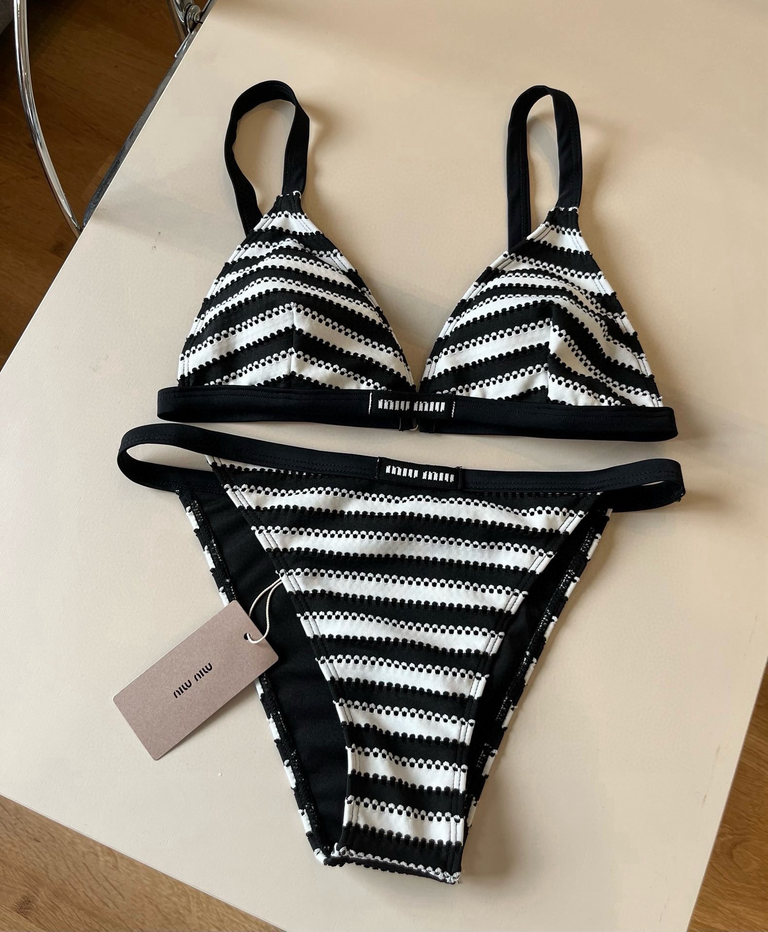 。
MiuMiu缪缪官方新款泳衣比基尼👙，高端定制，S M L XL