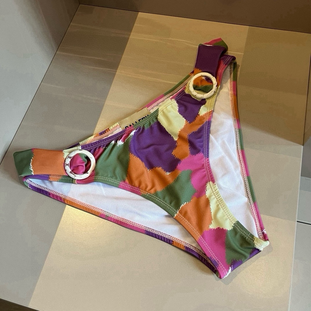  🆕

潮牌比基尼👙，分体泳衣，S M L XL