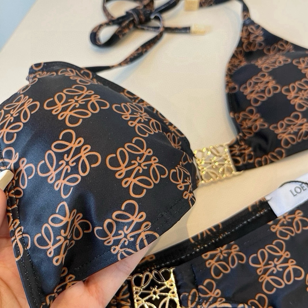  🆕
LOEWE罗意威 新款比基尼😍🥰适合多种场景的游泳衣🏊‍♀️海边 游泳池 温泉 水上乐园 漂流都可