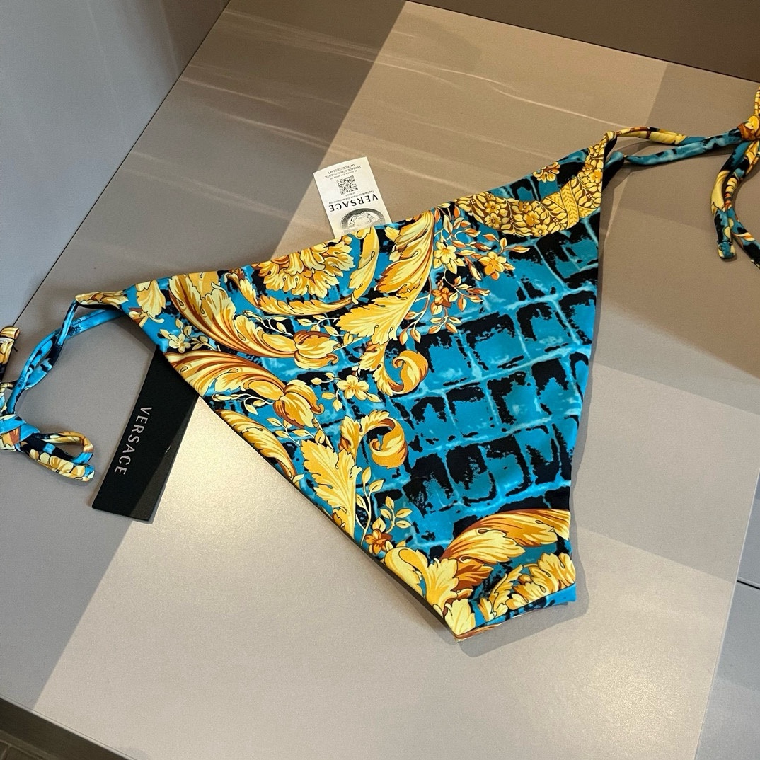  🆕

范思哲VERSACE新款比基尼👙😍🥰适合多种场景的游泳衣🏊‍♀️海边 游泳池 温泉 水上乐园 漂