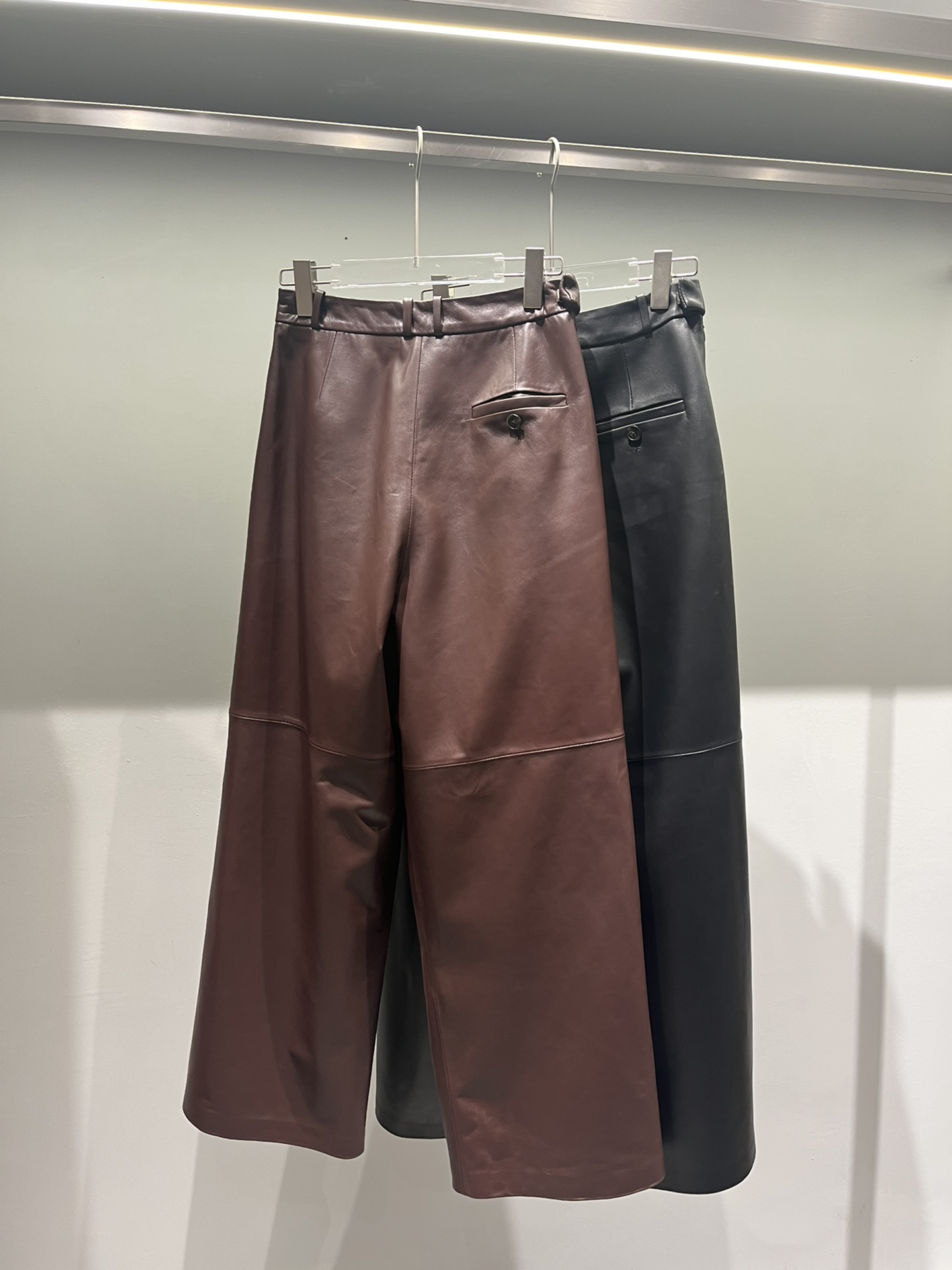 “Versatile P2280 Female Suit with Cheesy Sheep-Skin Pants in Customizable Colors” - 图片 7