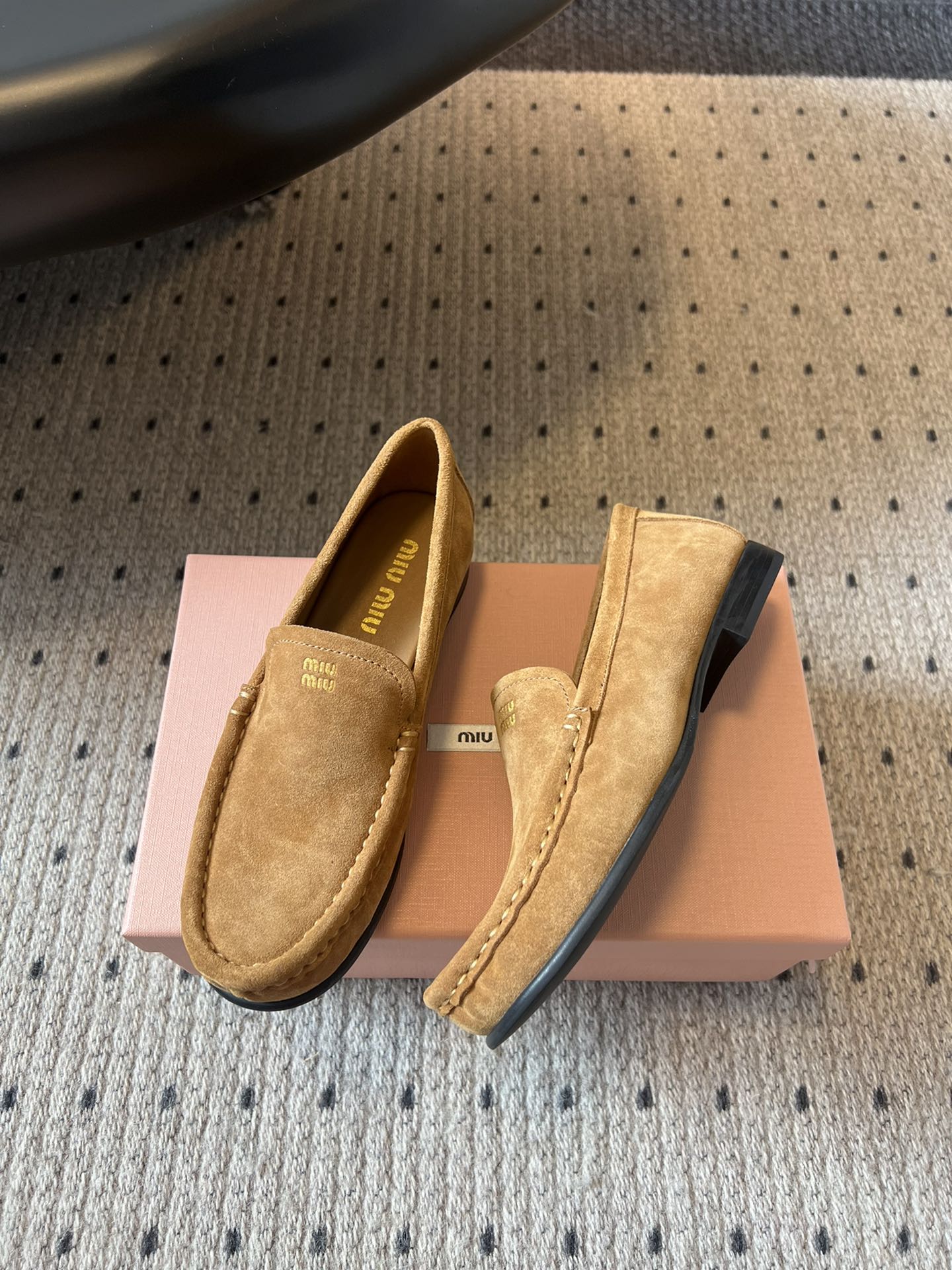 Miu Miu Suède Leren Loafers met Ronde Neus - Tijdloze Stijl en Comfort