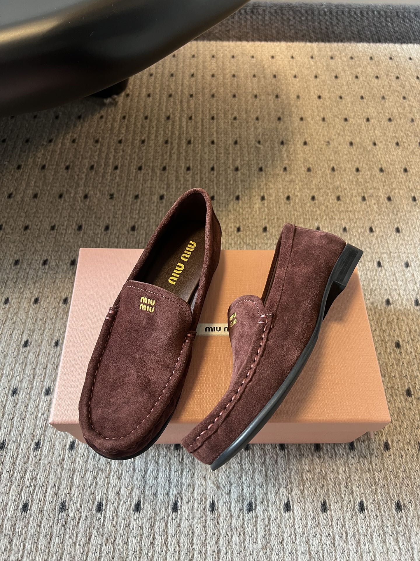 Mocassins Miu Miu en Daim Marron - Élégance et Confort au Quotidien