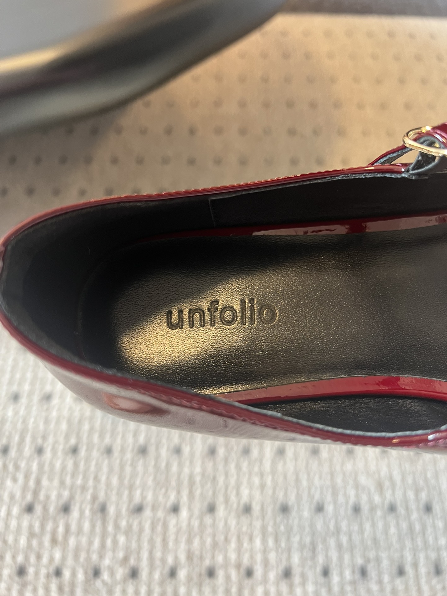 
Unfolio* 25SS  新款圆头玛丽珍

鞋面采用质感特别的褶皱感漆面牛皮，除了便于打理外，使皮