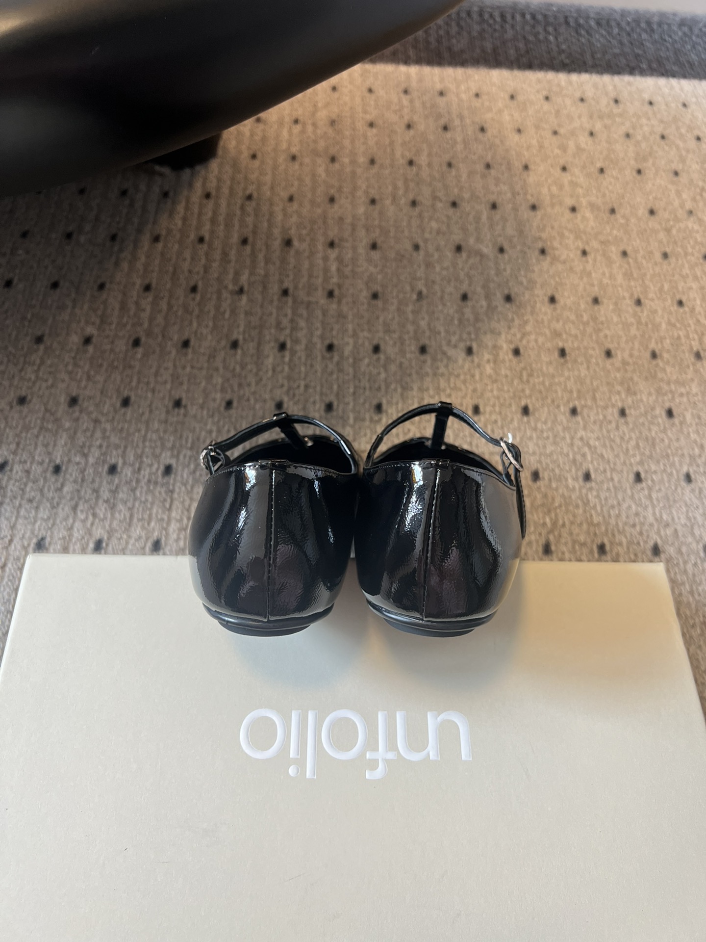
Unfolio* 25SS  新款圆头玛丽珍

鞋面采用质感特别的褶皱感漆面牛皮，除了便于打理外，使皮