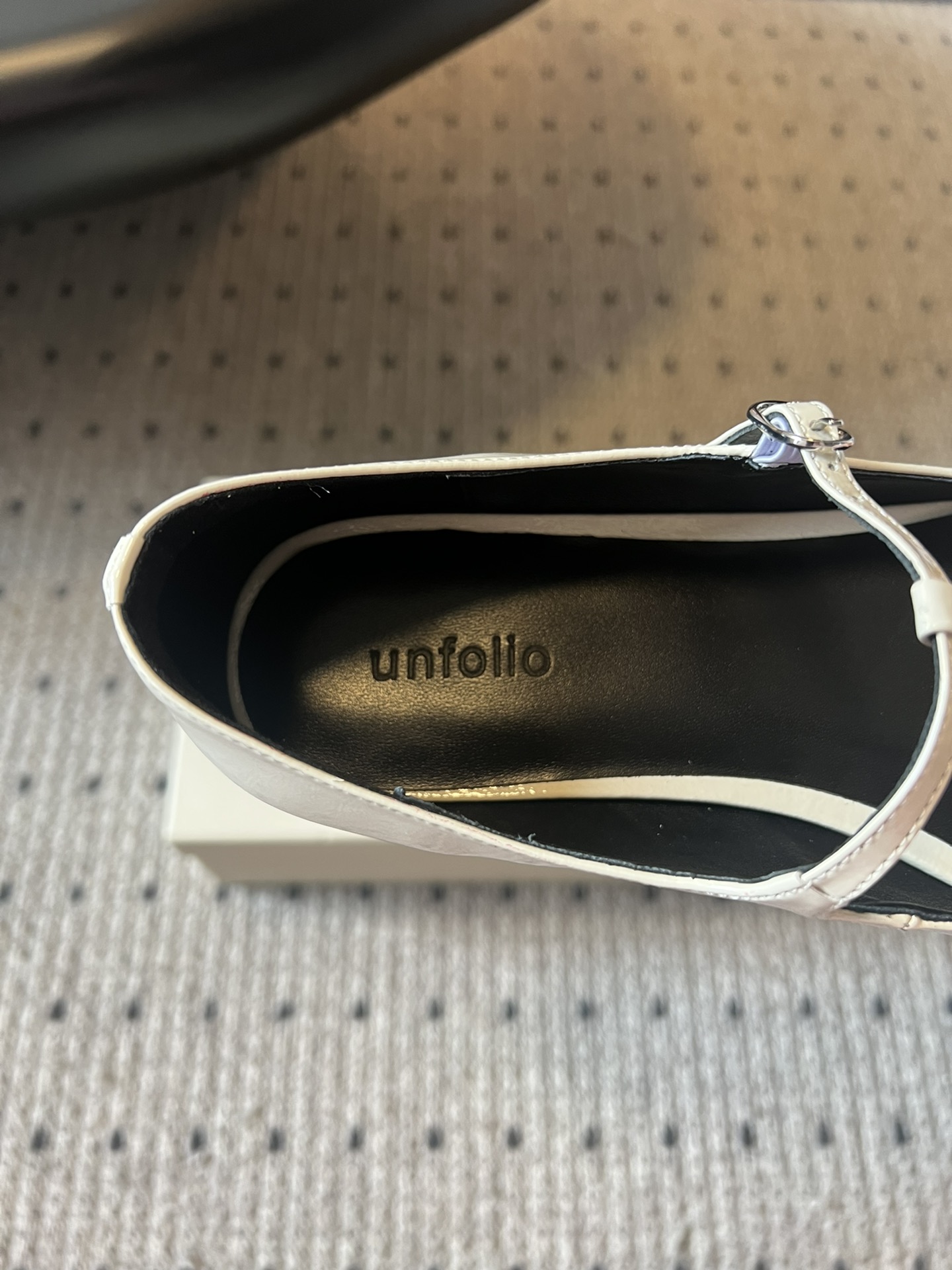 
Unfolio* 25SS  新款圆头玛丽珍

鞋面采用质感特别的褶皱感漆面牛皮，除了便于打理外，使皮
