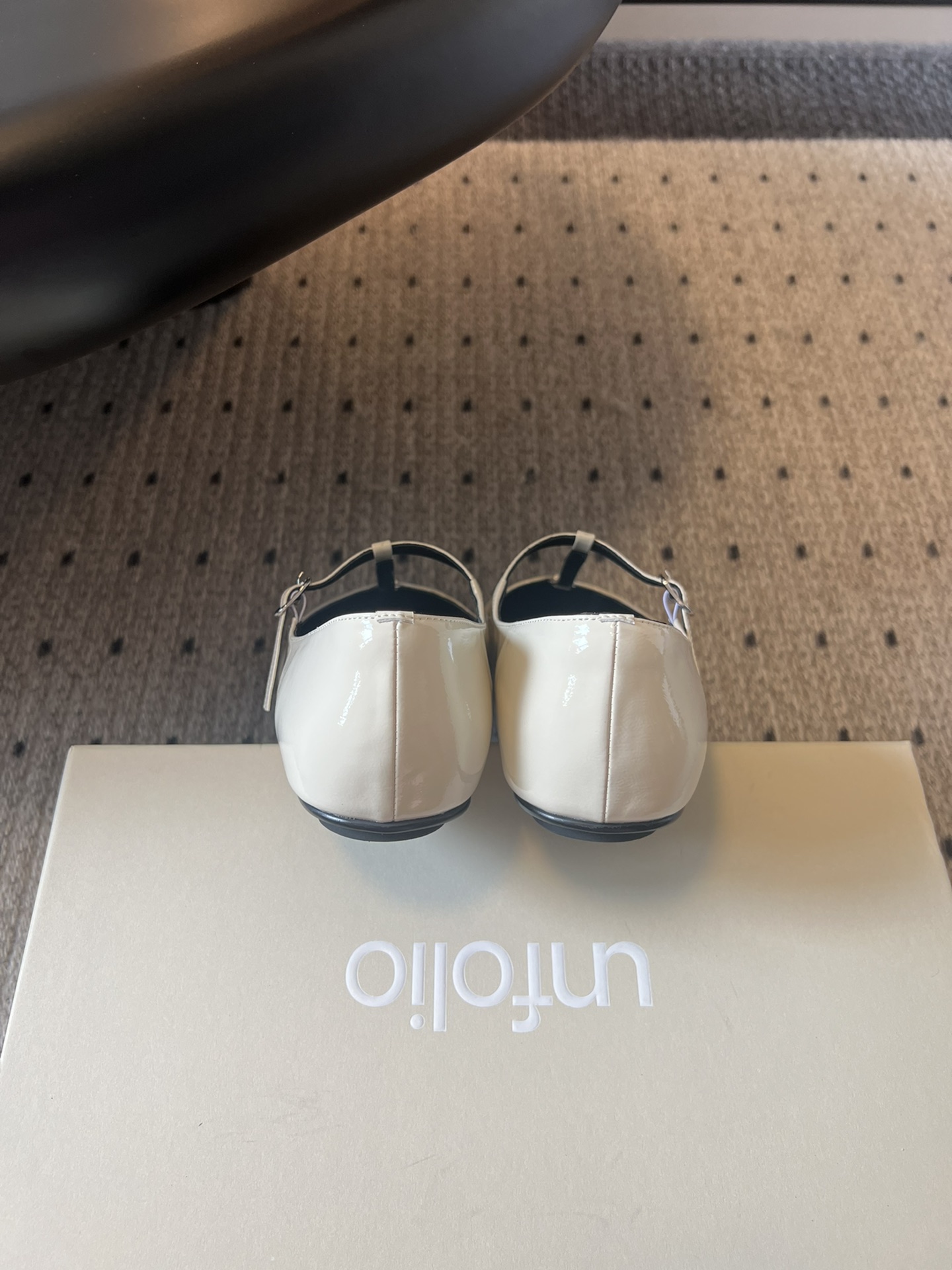 
Unfolio* 25SS  新款圆头玛丽珍

鞋面采用质感特别的褶皱感漆面牛皮，除了便于打理外，使皮