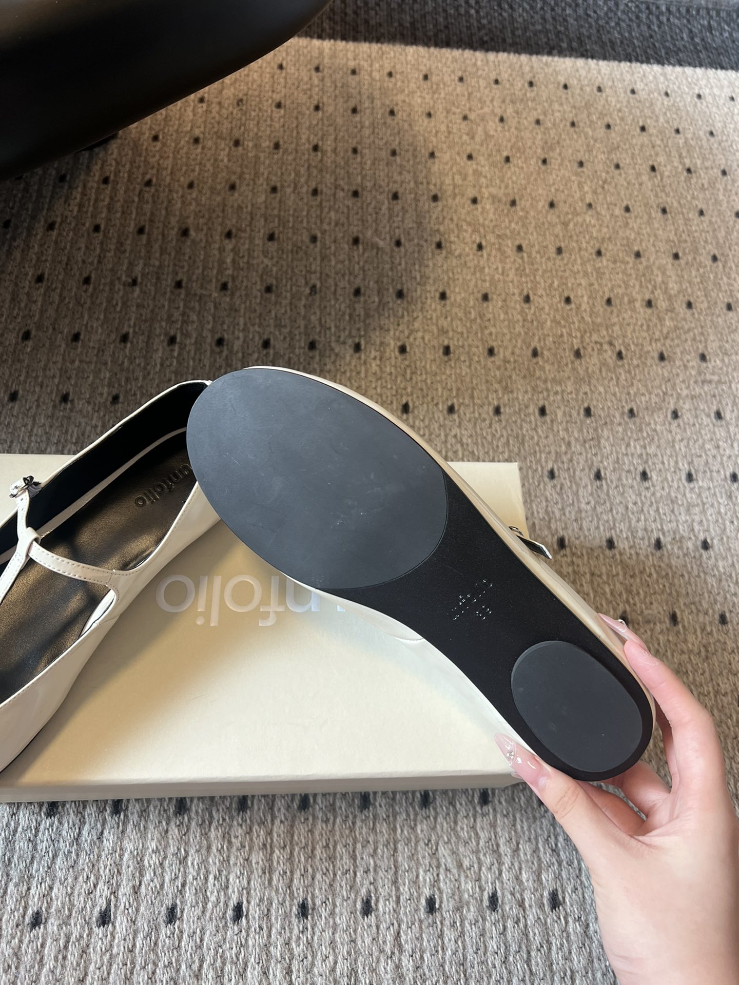 
Unfolio* 25SS  新款圆头玛丽珍

鞋面采用质感特别的褶皱感漆面牛皮，除了便于打理外，使皮