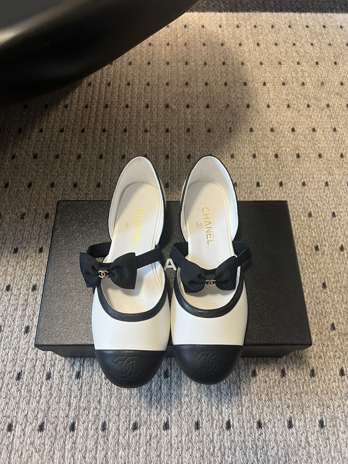 NO:447949,CHANE* Chanel 25ss Spring and Summer Show hollow sandals I took a look at it and I was planted in my eyes. I was free to wear it according to the weather changes!  Put on socks and make you cute single shoes in spring and summer!  Become a magic princess in seconds, and it is still the familiar and charming little Xiangfeng!  The iconic bow design is made very lively and exquisite this time, embellished on the toe, instantly illuminating the whole body with a retro elegance, perfectly interpreting what 'low-key luxury' is. Upper sheepskin/net/silk inner sheepskin outsole leather outsole Size35-41 (customized by 40 41), sandals, chanel, chanel, sandals, sheepskin, Leather soles19860909CHANE* 香奈儿 25ss 春夏秀款中空凉鞋 第一眼看上就被种草了根据天气变化自由穿搭！套上袜套春夏秒变可爱单鞋！秒变魔法公主 还是那个熟悉又迷人的小香风！标志性的蝴蝶结设计,这次做得格外灵动精致,点缀在鞋头,瞬间点亮全身包头的设计自带复古优雅感,完美诠释了什么叫“低调的奢华”. 鞋面羊皮/网/丝绸 内里羊皮 大底真皮大底 Size35-41（40 41定制）,凉鞋,chanel,chanel,sandals,sheepskin,Leather soles,Women's Shoes