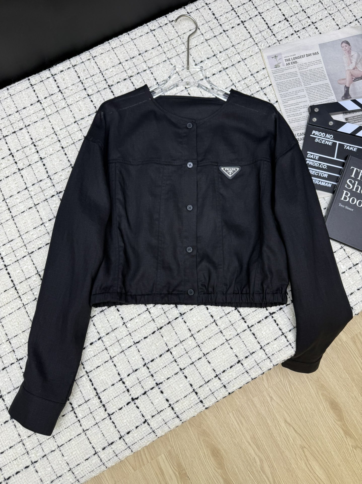 NO:454127,Simple and elegant Prad*25 new round neck design thin linen jacket clean simple and elegant style, showing high-end temperament, whether it is daily matching or commuting, classic triangle embellishment, full of details, two-color SML, prada, jackets & coats, alexander wang19860909简洁大气 Prad*25新款 圆领设计轻薄款亚麻外套 干干净净 简洁大方的款式 很显高级的气质 不管是日常搭配或者通勤皆可 经典三角标点缀 细节感满满 两色SML,,prada,jackets & coats,alexander wang,Women's clothing