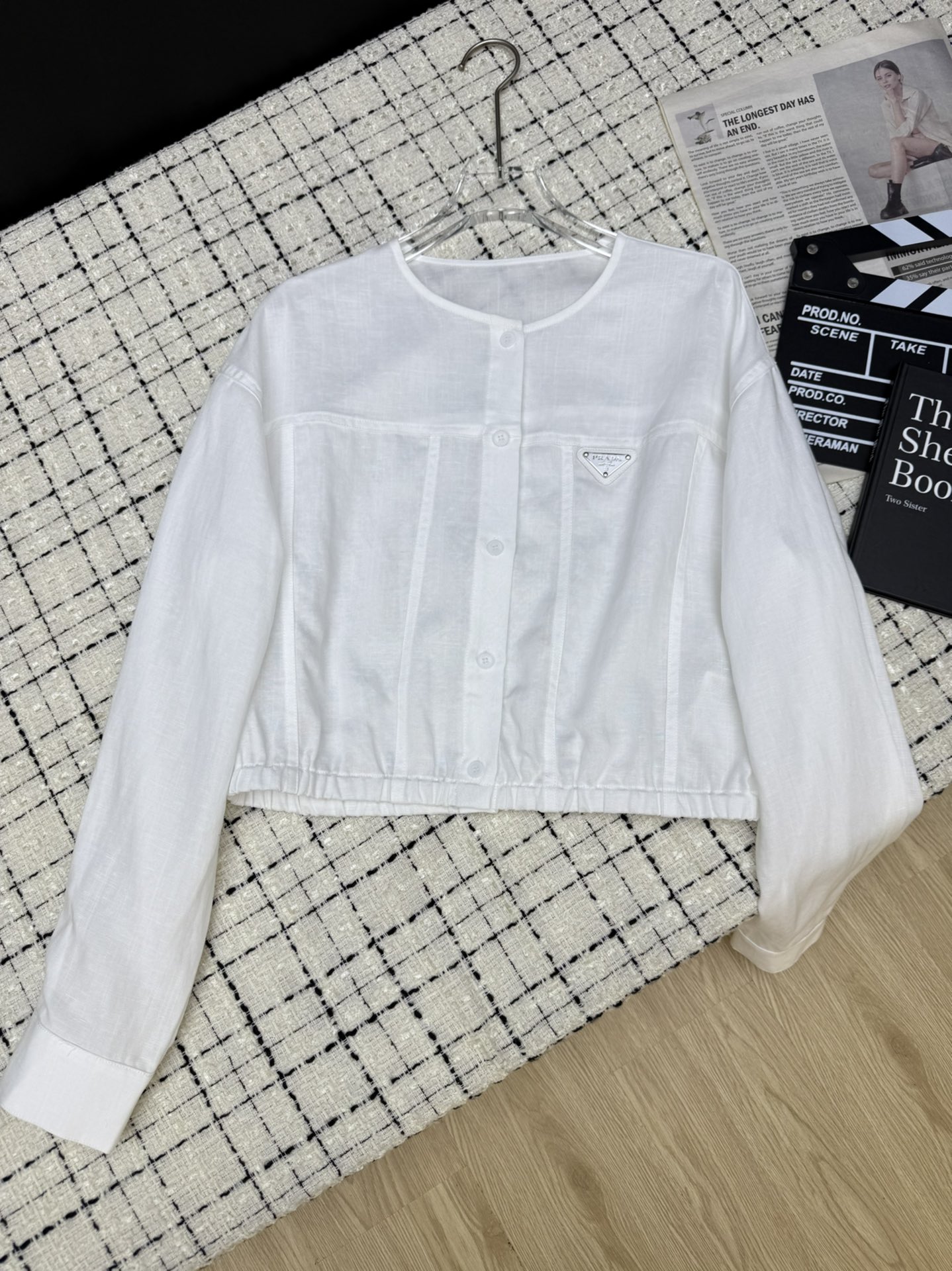 NO:454092,Simple and elegant Prad*25 new round neck design thin linen jacket clean simple and elegant style, showing high-end temperament, whether it is daily matching or commuting, classic triangle embellishment, full of details, two-color SML, prada, jackets & coats, alexander wang19860909简洁大气 Prad*25新款 圆领设计轻薄款亚麻外套 干干净净 简洁大方的款式 很显高级的气质 不管是日常搭配或者通勤皆可 经典三角标点缀 细节感满满 两色SML,,prada,jackets & coats,alexander wang,Women's clothing