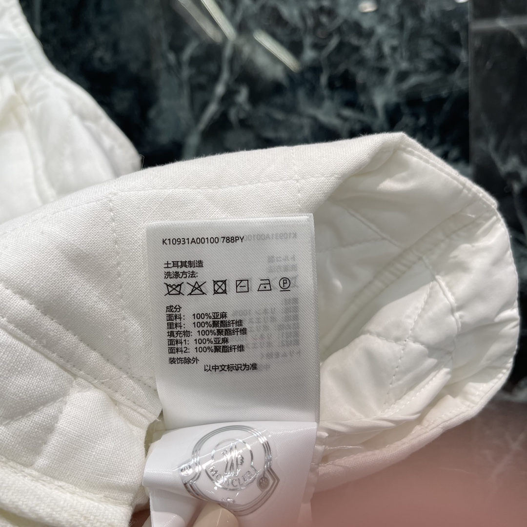 
蒙口 25早秋新款 菱格羽绒棉服马甲 通体采用菱格压纹多处口袋暖手增大容量 设计丰富实用胸口标志性徽标