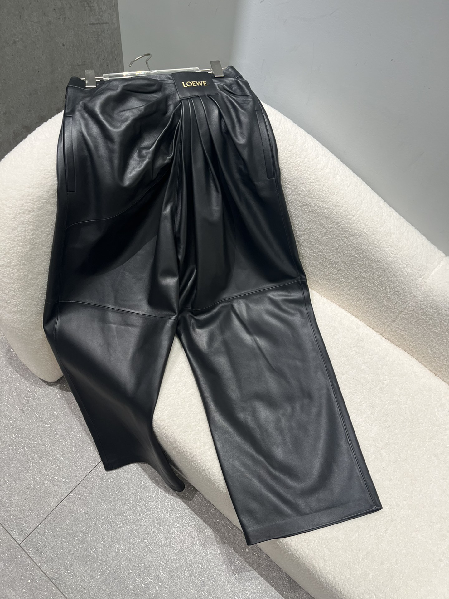 NO:742774,Loewe sheepskin trousers, loose fit, regular two colors, other colors can be customized, the brown leather label is textured leather, it is not a quality problem, Loewe-clothing, loewe, sheepskin,19860909罗意威羊皮长裤,宽松版型,常规两色,其他颜色可以定制,棕色皮牌是带纹理的皮料哦,不是质量问题,罗意威-服装,loewe,sheepskin,,Women's clothing