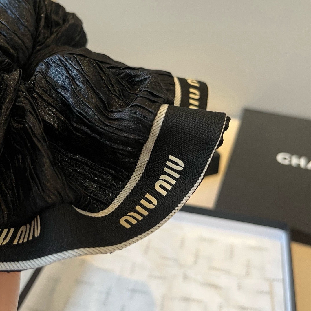 🆕

miumiu缪缪新款发箍