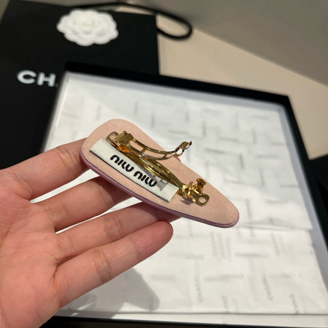 🆕

miumiu缪缪新款发箍