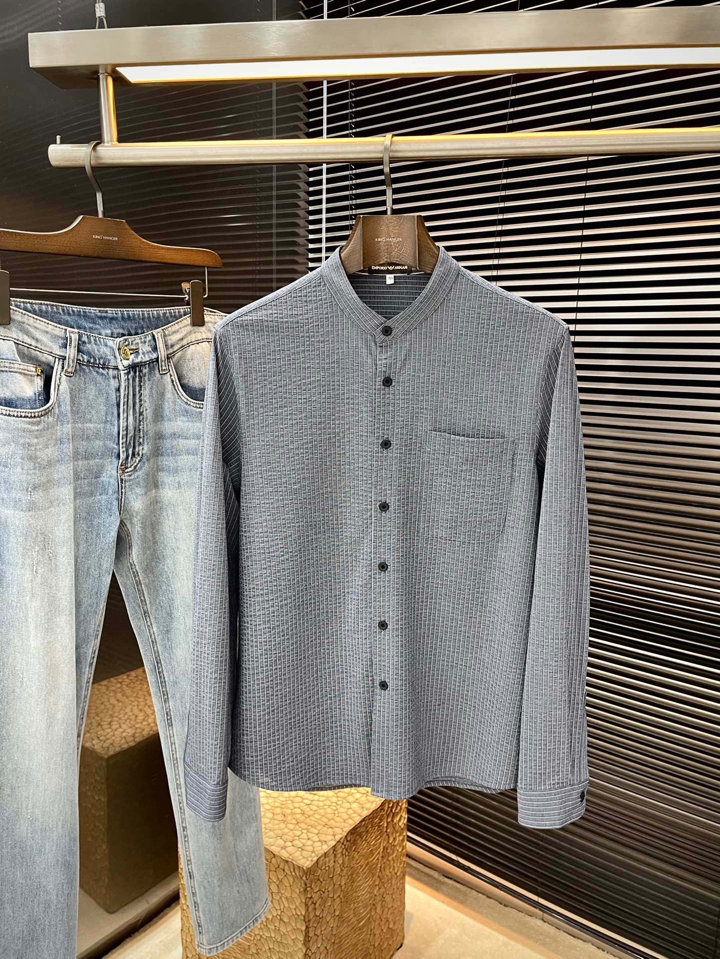 NO:472506,P EmporioArmin- (Armani) Spring 2025 new product, same style as celebrities. While reinterpreting classic elements, the latest trendy accessories are favored by fashion people. The simple style makes you more personalized, and the cotton fabric shows an elegant and gentlemanly style. The special shirt fabric presents you with a different hi-tail shirt. It is soft and skin-friendly, with a smooth and delicate feel, straight dressing, and a SLIM FIT tailored. It is absolutely crisp and handsome!  It is a slim style. It is a good choice for versatile daily or business occasions. It is high-quality, perfect and handsome in business and casual!  Size 48-56, Armani,shirts,alexander wang19860909P  EmporioArmin-（阿玛尼） 2025春季新品 明星同款 重新诠释经典元素的同时,最新潮流配饰 时尚人士的青睐 简约的风格令您更具个性,棉面料展现典雅绅士风范.特殊的衬衫面料为你呈现不一样的高定衬衣 绵软亲肤,手感柔滑细腻,穿着笔挺,剪裁属于SLIM FIT 绝对挺括帅气的版型！属于修身款式 百搭日常或者商务场合都是很好的选择,高品质的,商务休闲完美帅气驾驭！尺码 48-56,,armani,shirts,alexander wang,Men's clothing