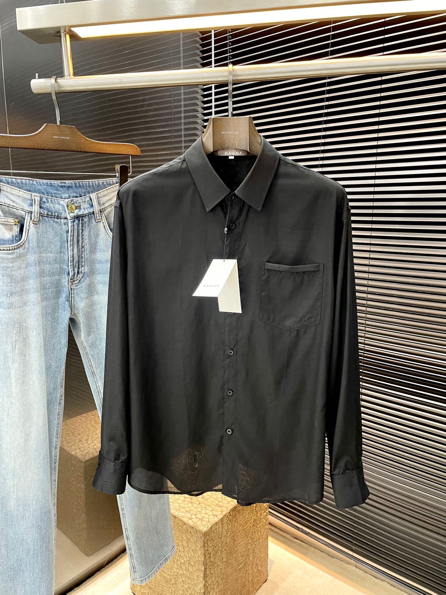 NO:472510,P Gucci (Gucci) Spring 2025 new product, same style as celebrities. While reinterpreting classic elements, the latest trendy accessories are favored by fashion people. The simple style makes you more personalized, and the cotton fabric shows an elegant and gentlemanly style. The special shirt fabric presents you with a different hi-tail shirt. It is soft and skin-friendly, with a smooth and delicate touch, straight dress, and a SLIM FIT tailored. It is absolutely crisp and handsome!  It is a slim style. It is a good choice for versatile daily or business occasions. It is high-quality, perfect and handsome in business and casual!  Size 48-56, gucci,gucci,shirts,alexander wang19860909P  Gucci（古驰）2025春季新品 明星同款 重新诠释经典元素的同时,最新潮流配饰 时尚人士的青睐 简约的风格令您更具个性,棉面料展现典雅绅士风范.特殊的衬衫面料为你呈现不一样的高定衬衣 绵软亲肤,手感柔滑细腻,穿着笔挺,剪裁属于SLIM FIT 绝对挺括帅气的版型！属于修身款式 百搭日常或者商务场合都是很好的选择,高品质的,商务休闲完美帅气驾驭！尺码 48-56,,gucci,gucci,shirts,alexander wang,Men's clothing