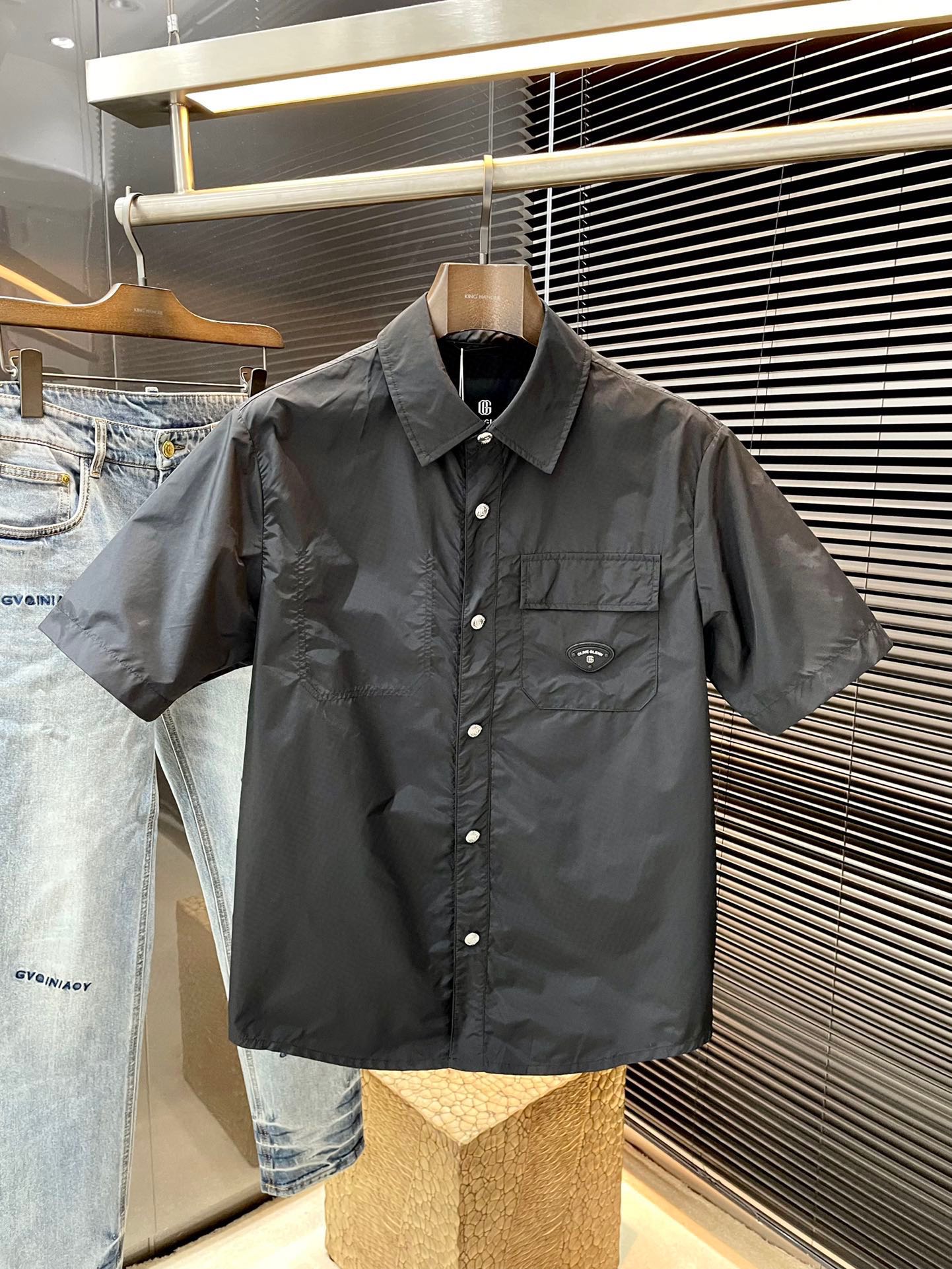 NO:472514,P Gucci's major recommendation!  2025 spring and summer new products are released simultaneously on the official website. Simple and elegant short-sleeved jacket. Imported original high-quality polyester fiber fabric. The sag and luster are definitely refreshing. The placket design makes it more youthful and energetic. The turning work is neat and flat. All hardware accessories are top-grade accessories with logos. It is obvious that they are high-end fabrics. This fabric is a regular woven. It is a good product from a regular manufacturer. There is no picky place. This jacket is often worn and has strong practicality. Size M1XXXL,,gucci,gucci,jackets & coats,jackets & coats,T-shirt,alexander wang19860909P  Gucci（古驰）重磅推荐！2025春夏新品 官网同步发售 简约大方短袖夹克 进口原版高品质聚酯纤维面料,垂度和光泽绝对是提气,门襟设计 更显青春活力,车工走线整齐平整,所有五金附料都是客供带logo顶级配件 一看就是高档的面料 这种面料都是定织的 正规大厂途径出来的好货,无任何有挑剔的地方 这样的一件外套属于常备常穿的,实用性很强.尺码 M一XXXL,,gucci,gucci,jackets & coats,jackets & coats,T-shirt,alexander wang,Men's clothing