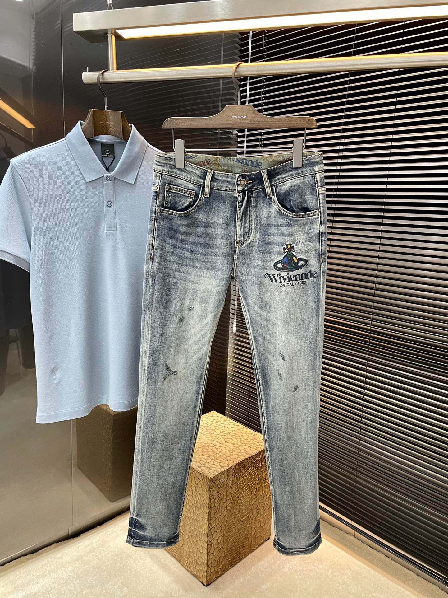 NO:472517,P vivienne west wood (Queen Mother, Vivienne) 2025 spring and summer new jeans imported from Italian haute couture denim fabrics fashionable and casual regular style Micro-stretch fabric The fabric is comfortable and soft, breaking through the feel of conventional denim fabrics, not stuffy, and excellent comfort. It is free and versatile, and it does not deform for a long time. The upper body effect is excellent. The elegant and elegant tailoring, the design is constantly innovating, but it always maintains a noble and elegant style and taste. The charm of fashion. The small straight piece of the style is fashionable. The counter number is 29-38 (37), ,jeans,alexander wang19860909P  vivienne west wood（西太后 薇薇安） 2025春夏季新款牛仔裤 进口意大利高定牛仔面料 时尚休闲 常规版型 微弹力面料 面料舒适柔软,突破常规牛仔的面料手感,不闷热,舒适感极佳.随意百搭 久洗不变形 上身效果极佳.大方优雅的剪裁,设计不断创新却始终保持着高贵优雅的风格和品位 演绎时尚魅惑 版型小直筒 时尚佳品 专柜码数 29-38（37）,,jeans,alexander wang,Men's clothing