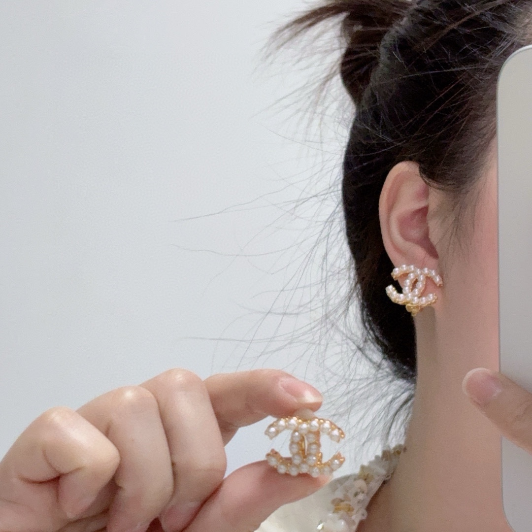 NO:380954,Ear clips CHANEl Xiaoxiangfeng Earrings without piercing ears Chanel ear clips Earrings Big brand Xiang Grandma This brand is absolutely omniscient among fashionable women. The original logo prints are all aware of its classics and three-dimensionality. Super good and sought-after brass material. 9.25 silver needles can also be worn for piercing ears. Elements, chanel, chanel, earrings19860909耳夹CHANEl小香风不用打耳洞的耳环香奈儿耳夹耳环大牌香奶奶这个品牌在时尚女性当中绝对无所不知原版logo字印都知道它的经典与岁月立体感超强 超好超抢手 黄铜材质 9.25银针打耳洞的也可以佩戴,饰品精品,chanel,chanel,earrings,Jewelry