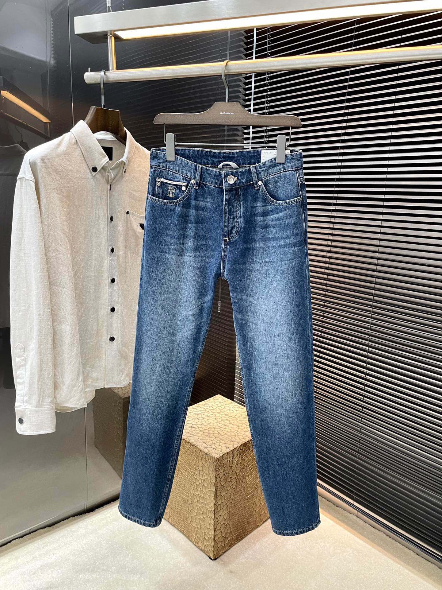 NO:472520,P Brunello Cucinelli 2025 spring and summer new five-pocket dark jeans, these jeans are made of dark blue denim fabric, the front small pocket insert has BC exclusive embroidery logo, access button opening and closing design, and the back waist headdress is decorated with BC classic leather cards, highlighting the classic taste of Brunello Cucinelli. Highly recommended!  Count 30 31 32 33 34 36, brunello cucinelli,jeans,alexander wang19860909P  Brunello Cucinelli 2025春夏季新款五口袋深色牛仔裤,这款牛仔裤采用深蓝色牛仔布面料制作而成,前小口袋插袋出有BC独家刺绣标志,门禁纽扣开合设计,后腰头饰有bc经典皮牌,彰显Brunello Cucinelli的经典品味.强烈推荐！码数 30 31 32 33 34 36,,brunello cucinelli,jeans,alexander wang,Men's clothing