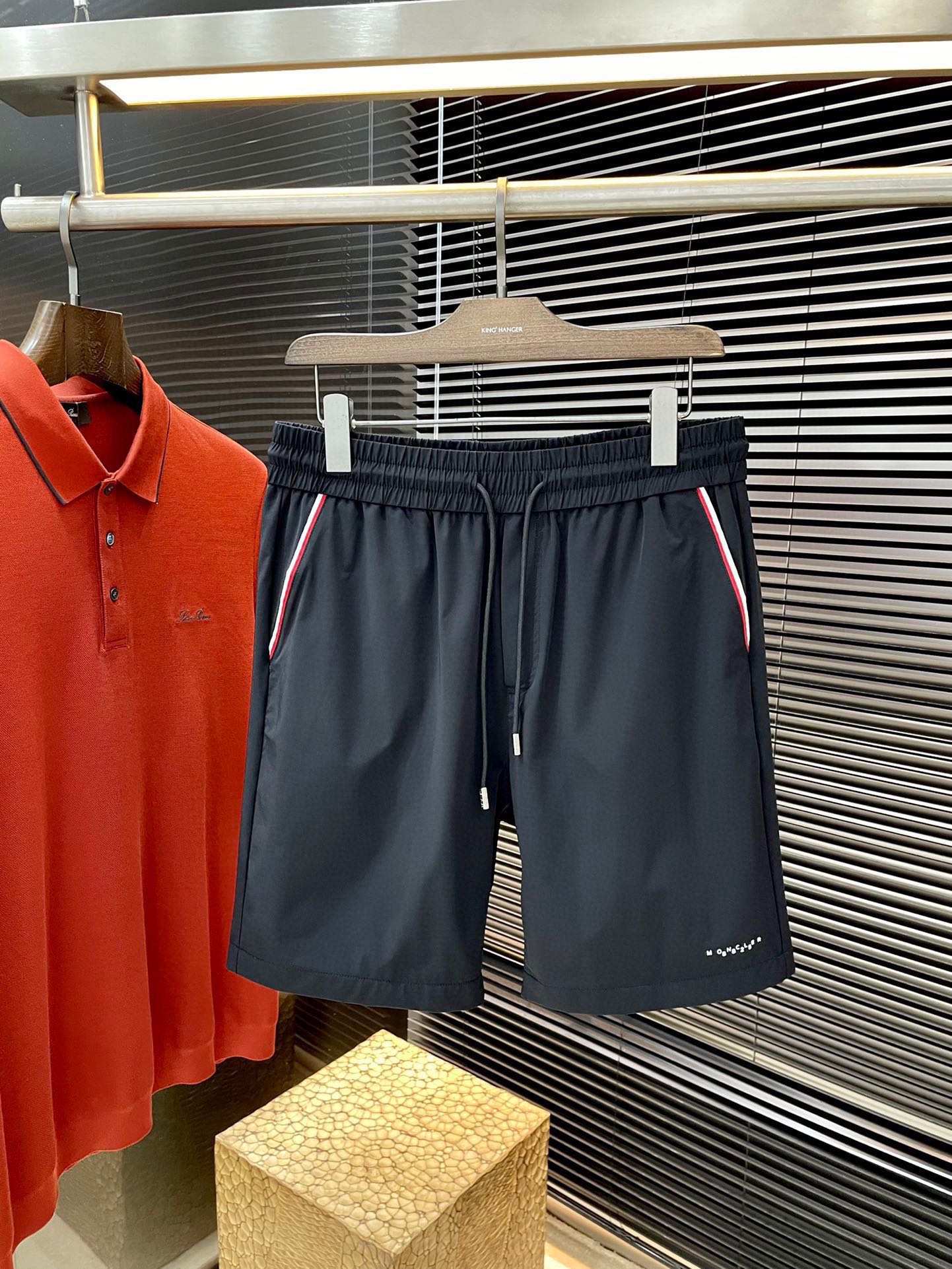 NO:472530,P Moncher- (Shirt) 2025 spring and summer new style, the latest casual shorts. The original pants are casual and versatile, casual and lazy, high-end custom imported polyester fiber fabric, customized craftsmanship, and full of comfort. High-end and atmospheric, does the taste of summer have? First choice. Code number M1 XXXL purchasing level...,, Moncler, shorts, alexander wang19860909P  Moncher-（蒙口）2025春夏季新款,最新休闲短裤.原版裤型上身休闲百搭、随性慵懒范,高级定制进口聚脂纤维面料,订制工艺 舒适感爆棚.高端大气,夏天的味道有没有,首选 .码数 M一XXXL代购级别……,,Moncler,shorts,alexander wang,Men's clothing