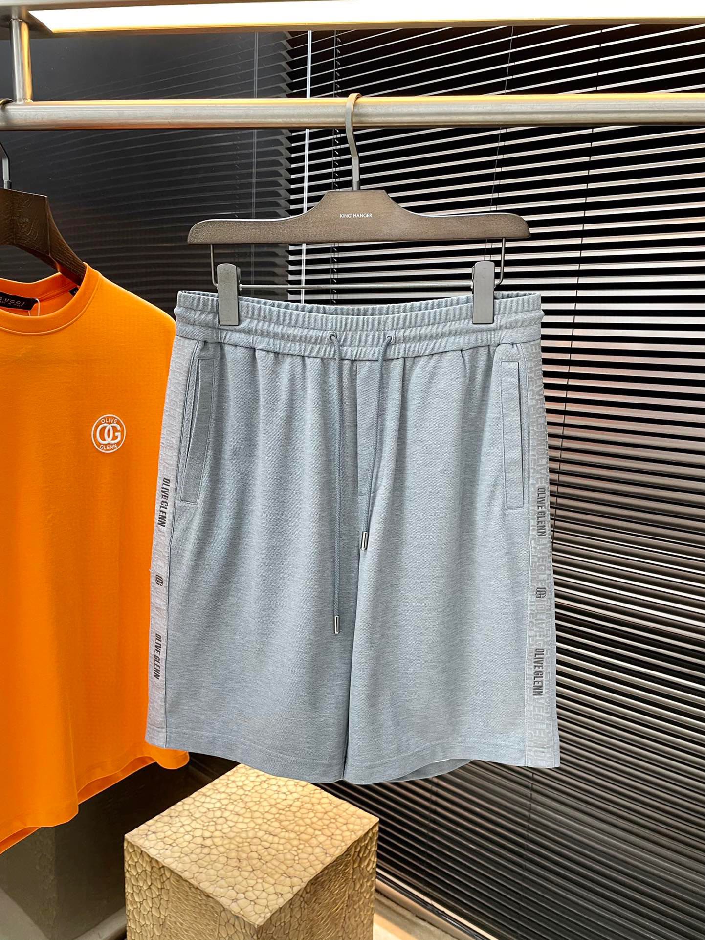 NO:472534,P Gucci (Gucci) 2025 spring and summer new style, the latest casual shorts. The original pants are casual and versatile, casual and lazy, high-end custom imported polyester fiber fabric, customized craftsmanship, and full of comfort. High-end and atmospheric, does the summer taste have? First choice. Number 29-38 (37) purchasing level... Shipping the next day,,gucci,gucci, shorts,alexander wang19860909P  Gucci（古驰）2025春夏季新款,最新休闲短裤.原版裤型上身休闲百搭、随性慵懒范,高级定制进口聚脂纤维面料,订制工艺 舒适感爆棚.高端大气,夏天的味道有没有,首选 .码数 29-38（37）代购级别…… 隔天出货,,gucci,gucci,shorts,alexander wang,Men's clothing