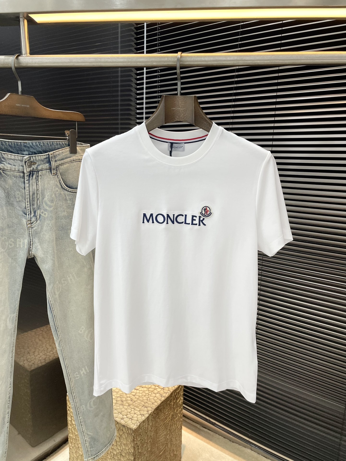 NO:472539,P Moncher- (Shirt) series VIP high-end customization 2025 new short-sleeved versatile styles, anyone can easily control the fabric fully customized craftsmanship, high-quality mercerized cotton fabric, the fabric feels soft, the upper body is comfortable and soft. The simple style is very classy, ​​simple and unique, the style is very exquisite, showing the aura, and it will highlight the exquisiteness of business men!  Size M-3XL, Moncler, T-shirt, alexander wang19860909P  Moncher-（蒙口）系列 VIP高级定制 2025新款短袖 百搭款式 任何人都可以轻松驾驭 面料全订制工艺 高定一等品丝光棉面料 面料手感柔软,上身舒适柔软 简约的款式非常显档次,简约个性时尚,版型剪裁非常精致,显气场,又会凸显商务男士的精致！尺码 M-3XL,,Moncler,T-shirt,alexander wang,Men's clothing