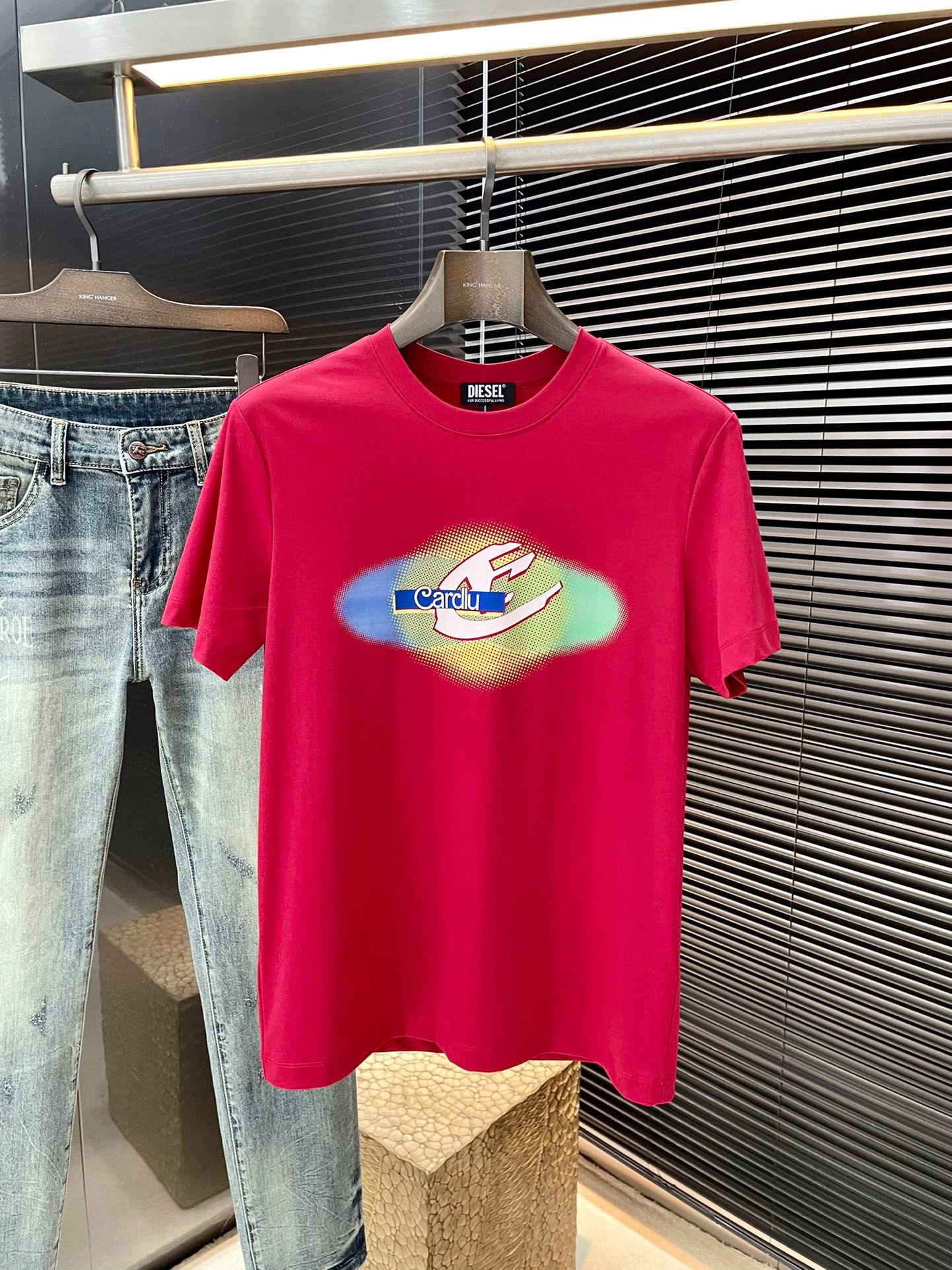 NO:472544,P Cavalli- (Cavalli) series VIP high-end customization 2025 spring and summer new short-sleeved style versatile styles anyone can easily control. Fully customized fabrics, high-quality double-sided silk soft cotton fabric. The fabric feels soft and the upper body is comfortable and soft. The simple style is very classy, ​​simple and unique, and the style is very exquisite. The cut is very exquisite, showing the aura, and it will highlight the exquisiteness of business men!  Size M-3XL, T-shirt,alexander wang19860909P  Cavalli-（卡瓦利）系列 VIP高级定制 2025春夏季新款短袖 百搭款式 任何人都可以轻松驾驭 面料全订制 高定一等品双面丝柔棉面料 面料手感柔软,上身舒适柔软 简约的款式非常显档次,简约个性时尚,版型剪裁非常精致,显气场,又会凸显商务男士的精致！尺码 M-3XL,,T-shirt,alexander wang,Men's clothing