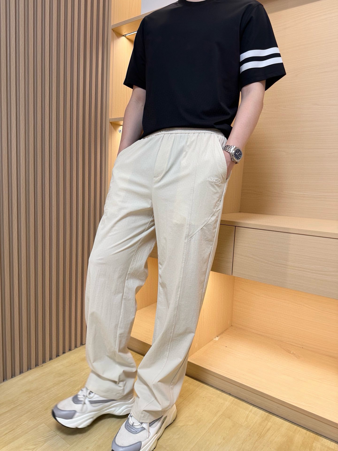 NO:472287,The latest hot casual pants in the counter in 2025 are here, and the hot-selling items in European and American counters!  Selected custom-made cotton fabrics imported from Italy with the latest straight-tube design, custom hardware embroidery and embroidery to highlight fashion, needless to say, the upper body effect is: M-XXXL (model 180/140 wears L, with Hong Kong Lane Crawford gift box packaging), Moncler, alexander wang19860909蒙口-2025专柜最新爆款休闲裤到货,欧美专柜热销单品！精选意大利进口定制精棉面料搭配最新的直筒设计,定制五金点缀绣彰显时尚 上身效果不用多说.码数:M-XXXL(模特180/140穿L,配香港连卡佛礼盒包装）,,Moncler,alexander wang,Men's clothing