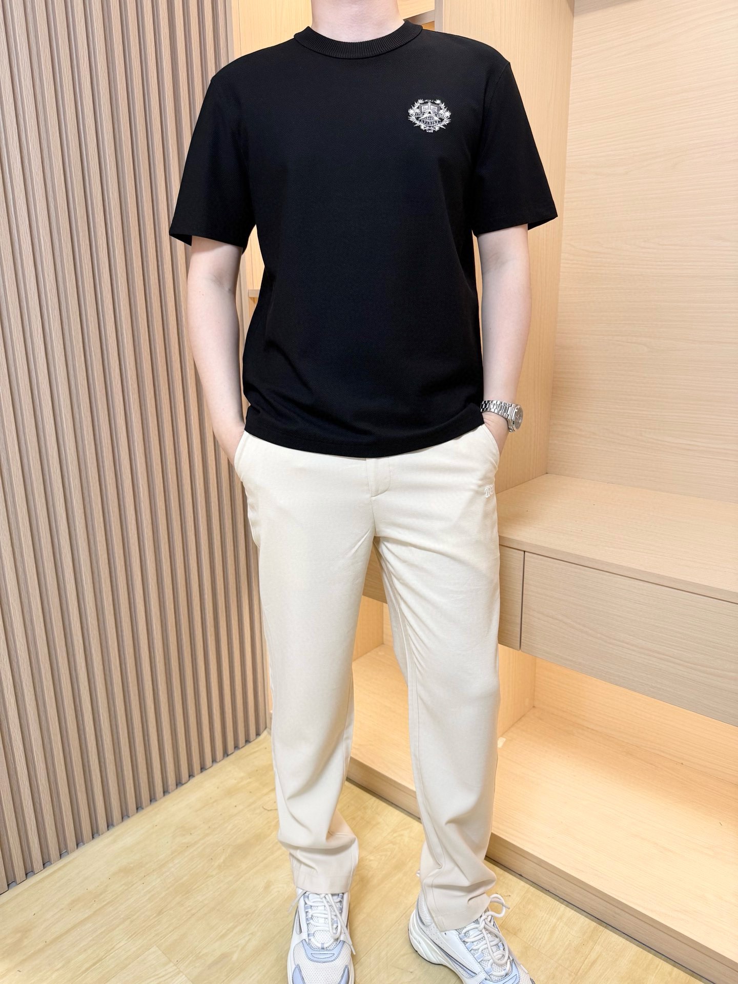 NO:472258,Guqi-2025 counter latest hot T-shirt shipment, hot-selling items in European and American counters!  Selected Italian imported fine cotton fabrics with the latest designs, the unique brand logo on the chest highlights the fashion, and the upper body effect can be seen. The number of codes is 48-56 (model 180/140 wears 50, with Hong Kong Lane Crawford gift box packaging), tees, t-shirt, alexander wang19860909古琦-2025专柜最新爆款T恤出货 欧美专柜热销单品！精选意大利进口精棉面料搭配最新的设计,胸前的独特品牌logo彰显时尚 上身效果看得见.码数48-56（模特180/140穿50,配香港连卡佛礼盒包装）,,tees，t-shirt,alexander wang,Men's clothing