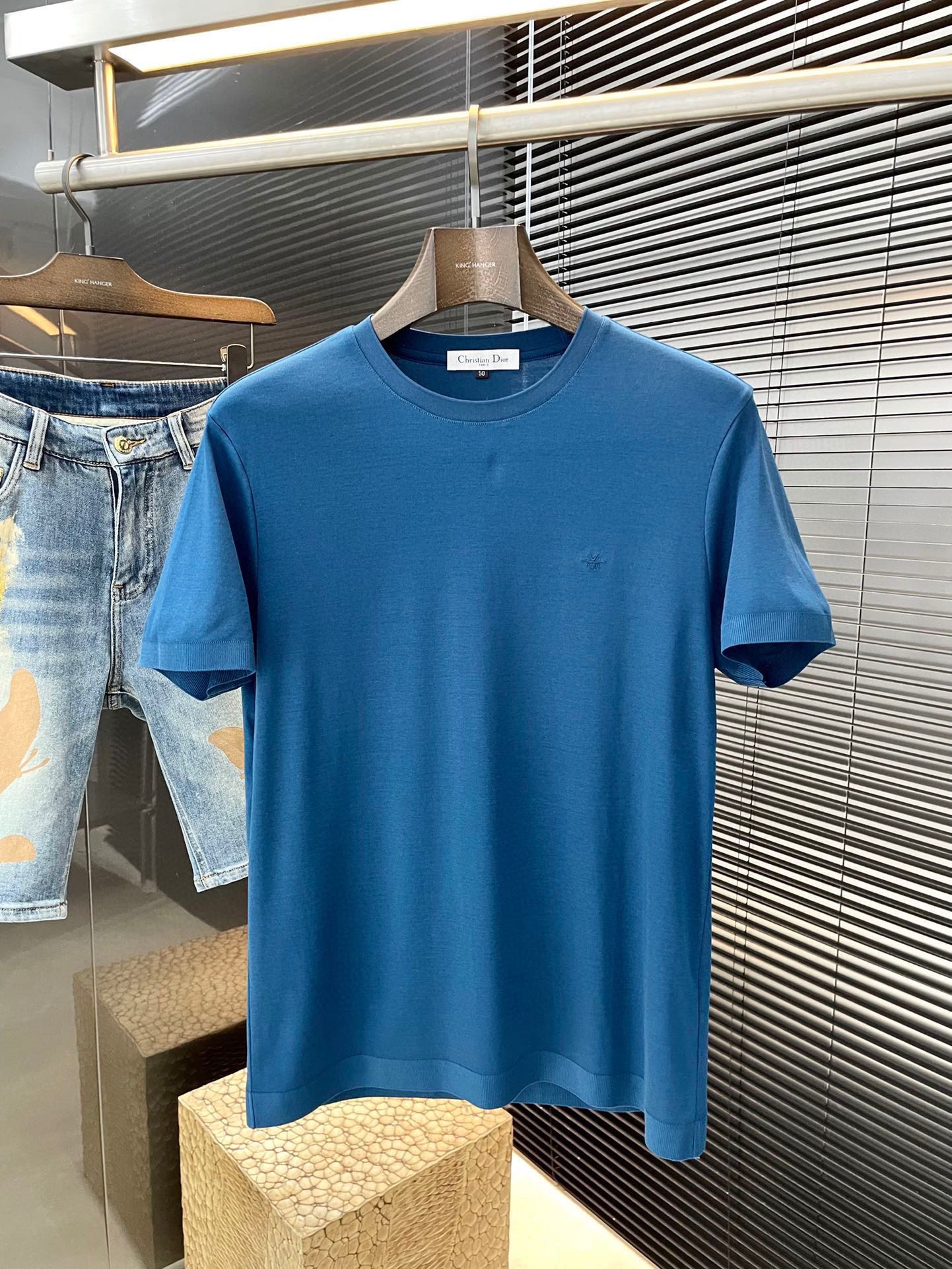 NO:472549,P Dior- (Dior) series VIP high-end customization 2025 new short-sleeved versatile styles, anyone can easily control the fabric fully customized craftsmanship, high-quality cotton fabric, soft fabric, comfortable and soft upper body, simple styles are very classy, ​​simple and unique, fashionable, the style is very exquisite, showing aura, and highlighting the exquisiteness of business men!  Size M-3XL,,dior,dior,T-shirt,alexander wang19860909P  Dior-（迪奥）系列 VIP高级定制 2025新款短袖 百搭款式 任何人都可以轻松驾驭 面料全订制工艺 高定一等品绵面料 面料手感柔软,上身舒适柔软 简约的款式非常显档次,简约个性时尚,版型剪裁非常精致,显气场,又会凸显商务男士的精致！尺码 M-3XL,,dior,dior,T-shirt,alexander wang,Men's clothing