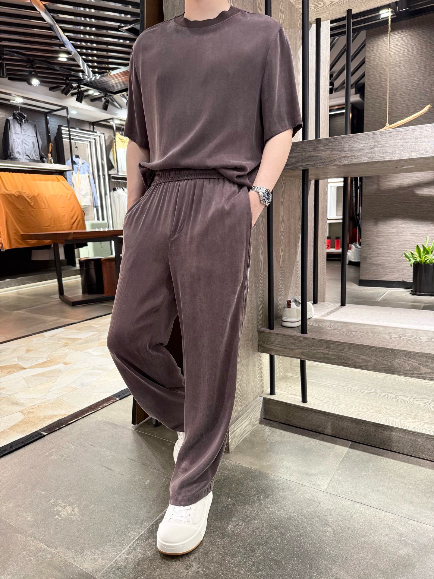 NO:472274,LP-Hot copper ammonia silk set # copper ammonia silk is also known as breathing fiber, which keeps the comfortable humidity and temperature in the clothes all year round. Elastic waist casual pants, three-fold webbing on the side, and a small wide version of casual and comfortable and not picky. The upper body has no sense of restraint!  Clothing fabric composition and structure Cupric fiber (cubicamide fiber) is made of cotton wool as raw material and spinned by copper ammonia solution. It is a recycled cellulose fiber. The monofilament is extremely thin, with a round cross-section, and has a soft and smooth feel like silk, with a soft luster and excellent moisture absorption (moisture rebate rate of about 11-13). Viscose fiber (viscose fiber) Traditional recycled cellulose fiber, the raw material is natural cellulose (such as wood and cotton wool), which has strong hygroscopicity and good breathability, and is lower than that of copper ammonia wire, and is often blended with other fibers to improve cost performance. Proportional characteristics: Cupric fiber accounts for more than 50 yuan, which dominates the texture of the fabric; viscose fiber assists in enhancing wear resistance and clarity Fabric characteristics 1. Feeling and gloss The fine and softness of the copper ammonia wire + the smoothness of the viscose fiber, which has a delicate and skin-friendly touch, and is close to the 'silky feeling' of silk.  The low-key matte luster is presented in natural light, and it is not easy to pill after wearing for a long time, and the texture is high. 2. Functional Hygroscopic breathable cupamil silk is highly hygroscopic (better than cotton) + viscose fiber breathable pore structure, which is dry and not stuffy in summer, and is suitable for close-fitting clothing. The draped anti-wrinkle copperamil silk is light in weight and has good drape. Viscose fiber increases the fabric's crispness, and the ready-to-wear clothes are not easy to pleat, and the lines of pants and dresses are smooth. Dyeing shows that the copperamil silk is dark in color and has good color fastness, and the viscose fiber is easy to dye. The color saturation and durability after blending is high and lasting, suitable for bright or contrasting designs. This fabric is a gold ratio combination of copperamil silk and viscose fiber, taking into account high-end texture and practical performance, suitable for people who pursue comfort and dressing taste. Material 58.8 cupamil silk 41.2 viscose fiber  Size 48-56 (model 180/140 wears 50, with Hong Kong Lane Crawford gift box packaging), loro piana, skirts, real silk, gold, alexander wang19860909LP-爆款铜氨丝套装#铜氨丝又称呼吸型纤维,一年四季都保持衣服内舒适的湿度与温度 松紧腰休闲裤 侧边三折式织带 微阔版休闲舒适不挑#上身毫无束缚感！ 衣服面料成分与结构 铜氨丝（铜氨纤维） 以棉短绒为原料,经铜氨溶液纺丝制成,属于再生纤维素纤维.单丝极细,截面圆形,手感如真丝般柔软滑爽,光泽柔和,吸湿性优异（回潮率约11-13）. 粘纤（粘胶纤维） 传统再生纤维素纤维,原料为天然纤维素（如木材、棉短绒）,吸湿性强、透气性好,成本较铜氨丝低,常与其他纤维混纺提升性价比. 比例特点 铜氨丝占比超50,主导面料质感；粘纤辅助增强耐磨性和挺括度 面料特性 1. 手感与光泽 铜氨丝的细软+粘纤的柔滑,触感细腻亲肤,接近真丝的“丝滑感”. 自然光下呈现低调哑光光泽,久穿不易起球,质感高级. 2. 功能性 吸湿透气铜氨丝高吸湿性（比棉更优）+粘纤透气孔结构,夏季穿着干爽不闷汗,适合贴身衣物. 垂坠抗皱铜氨丝自重轻、悬垂性佳,粘纤增加面料挺括度,成衣不易褶皱,裤装、连衣裙线条流畅. 染色表现铜氨丝上色深、色牢度好,粘纤易染色,混纺后色彩饱和度高且持久,适合鲜艳或撞色设计. 该面料是铜氨丝与粘纤的黄金配比组合,兼顾高端质感与实用性能,适合追求舒适度和穿搭品味的人群. 材质58.8铜氨丝41.2粘纤 尺码48-56(模特180/140穿50,配香港连卡佛礼盒包装）,,loro piana,skirts,real silk,gold,alexander wang,Men's clothing