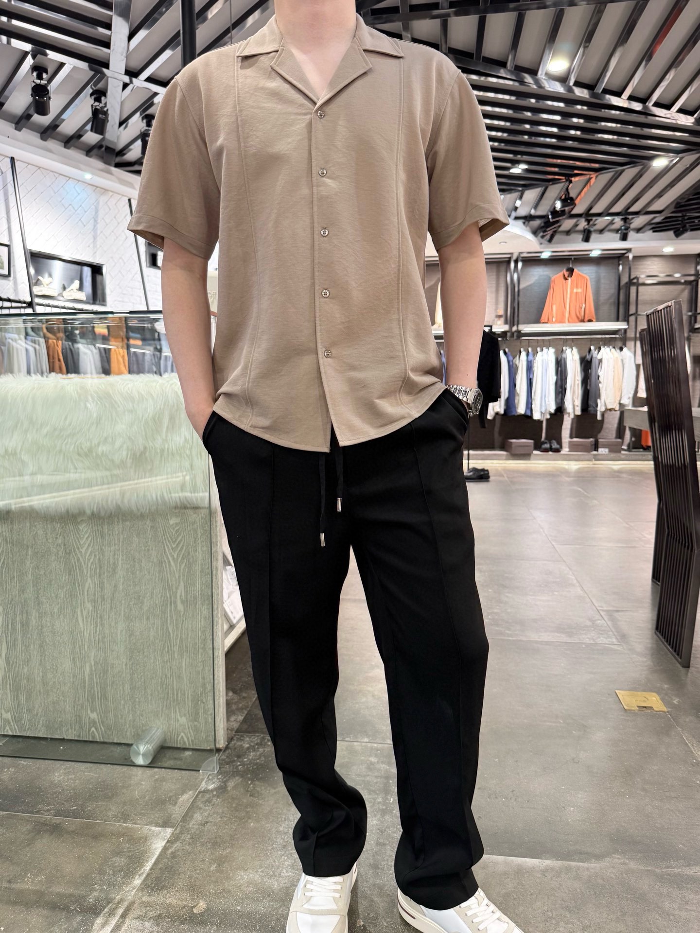 NO:472284,Jenia--2025 counter latest hot shirts are shipped, hot-selling items in European and American counters!  Selected imported cotton and linen fabrics from Italy, the simple and atmospheric design shows the charm. There is no need to say more about the effect of the upper body. The code number is 48-56 (model 180/140 wears 50, with Hong Kong Lane Crawford gift box packaging), zegna, alexander wang19860909杰尼亚--2025专柜最新爆款衬衣出货 欧美专柜热销单品！精选意大利进口棉麻面料,简约大气的设计相当彰显韵味 上身效果不用多说.码数48-56（模特180/140穿50,配香港连卡佛礼盒包装）,,zegna,alexander wang,Men's clothing