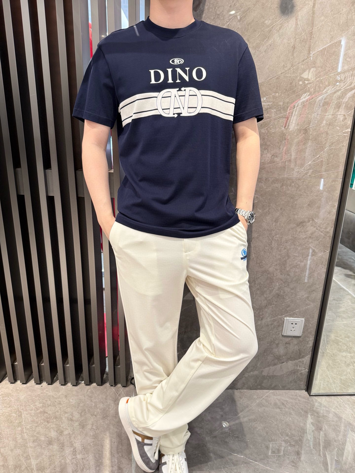 NO:472302,Dino luxury products - brand authentic 2025 latest round neck T-shirt shipment, hot-selling items in Europe and the United States!  Selected Italian imported brands to customize 100% European cotton fabrics!  The brand digital print on the chest is matched with the latest design to highlight fashion!  Number of codes 48-56 (model 180/140 wears 50, with Hong Kong Lane Crawford gift box packaging), tees, t-shirt, alexander wang19860909Dino奢品-品牌正品2025最新圆领T恤出货 欧美热销单品！精选意大利进口品牌定制百分百欧货棉面料！胸口的品牌数码印花搭配最新的设计,彰显时尚 ！码数48-56（模特180/140穿50,配香港连卡佛礼盒包装）,,tees，t-shirt,alexander wang,Men's clothing